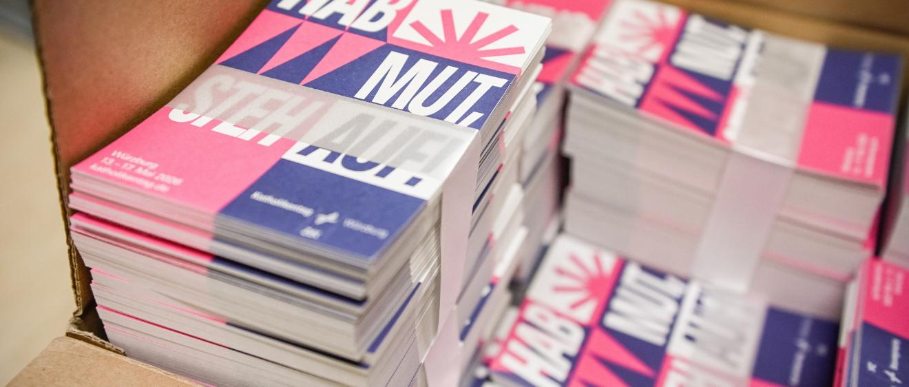 Karten mit dem Katholikentags-Leitspruch „Hab Mut, steh auf!“ in der Geschäftsstelle des Katholikentags in Würzburg.