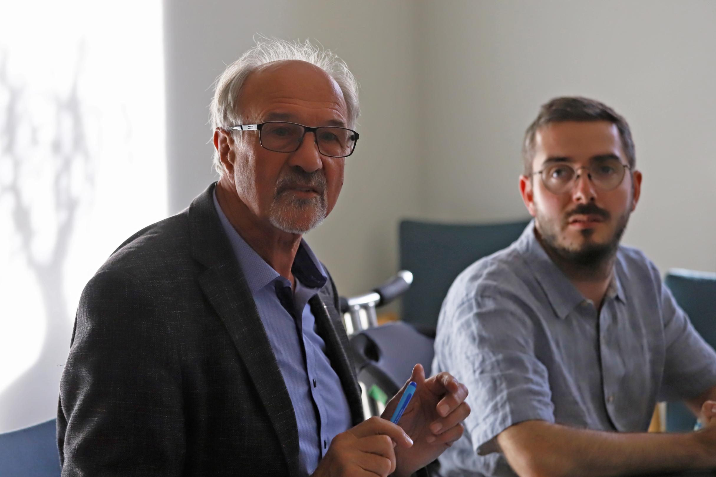 Professor Martin Lörsch und Katholikenrats-Vorstandsmitglied Jérome Laubenthal bei der Diskussion Lörsch