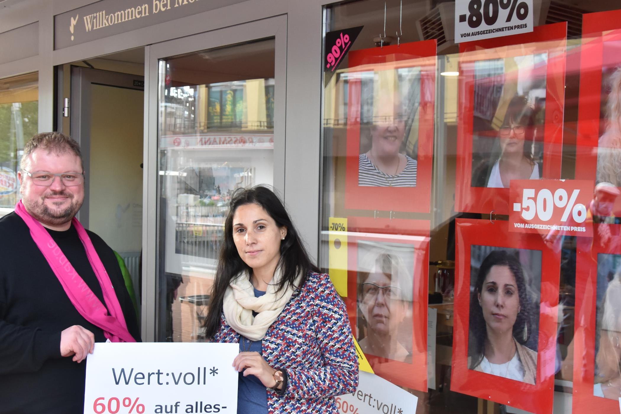 Der KAB-Diözesanseelsorger, der Neunkircher Pfarrer Markus Krastl, und die Betriebsratsvorsitzende der Kaufhof-Filiale in Neunkirchen machen am 7. Oktober, dem Welttag der menschenwürdigen Arbeit, auf die Situation der Kaufhof-Angestellten aufmerksam.