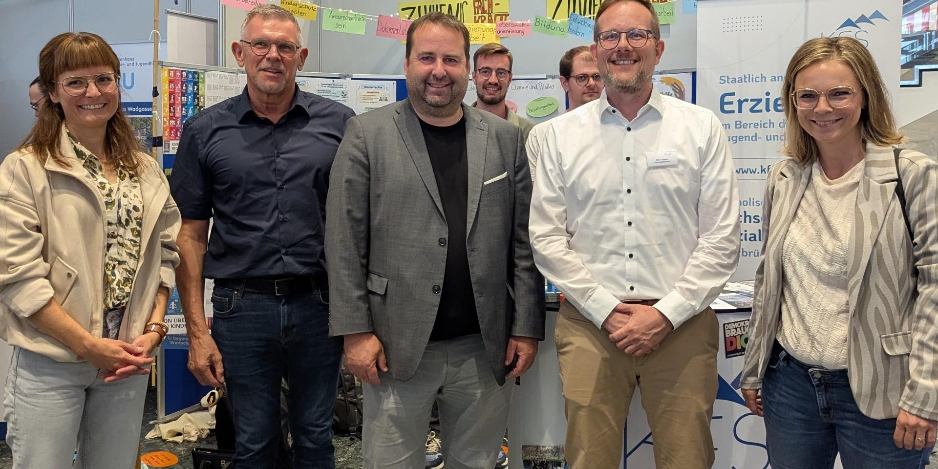 Die Caritas Landesarbeitsgemeinschaft Kinder- und Jugendhilfe Saar machte sich beim ersten Saarländischen Kinder- und Jugendhilfetag auf Initiative des Sozialministeriums stark für junge Menschen (v.l.n.r.): Geschäftsführerin Hanna Dietrich, Vorstandsvorsitzender Marc Schmitt, Sozialminister Dr. Magnus Jung, zweiter stellv. Vorstandsvorsitzender Björn Spieler, stellv. Vorstandsvorsitzende Bianca Monzel.