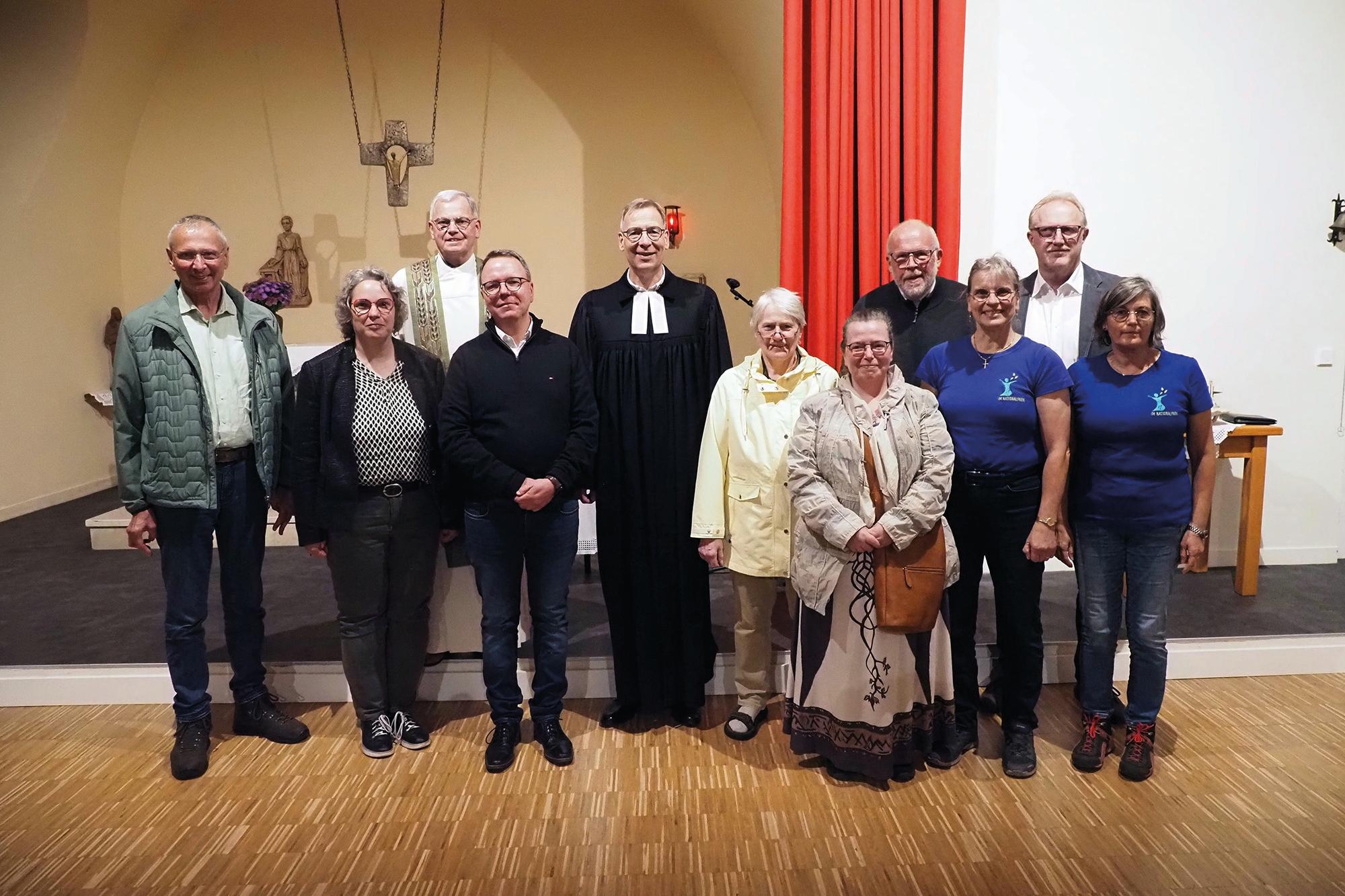 Gruppenfoto der Verantwortlichen in der Nationalparkkirche in Muhl