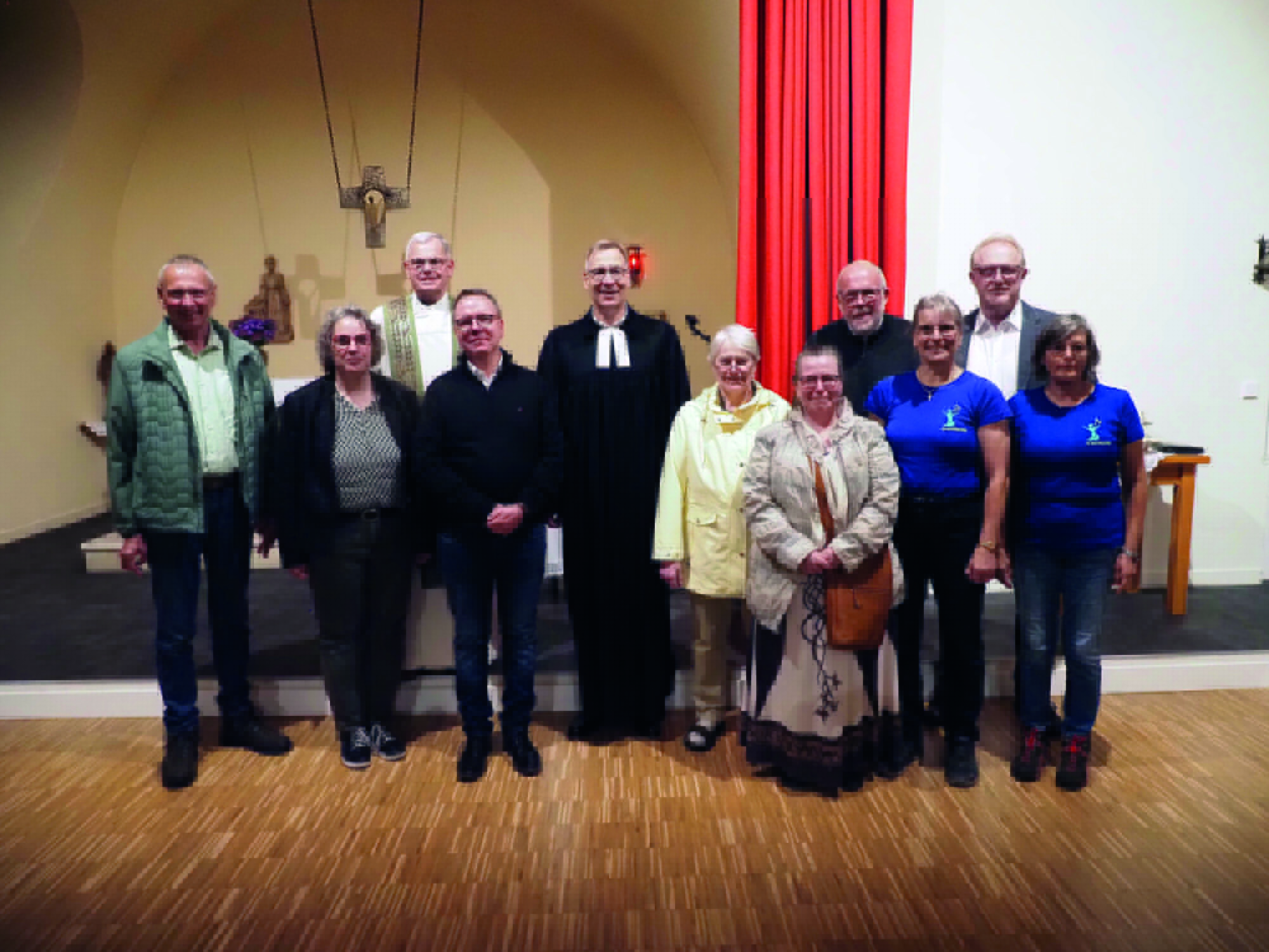 Gruppenfoto der Verantwortlichen in der Nationalparkkirche in Muhl