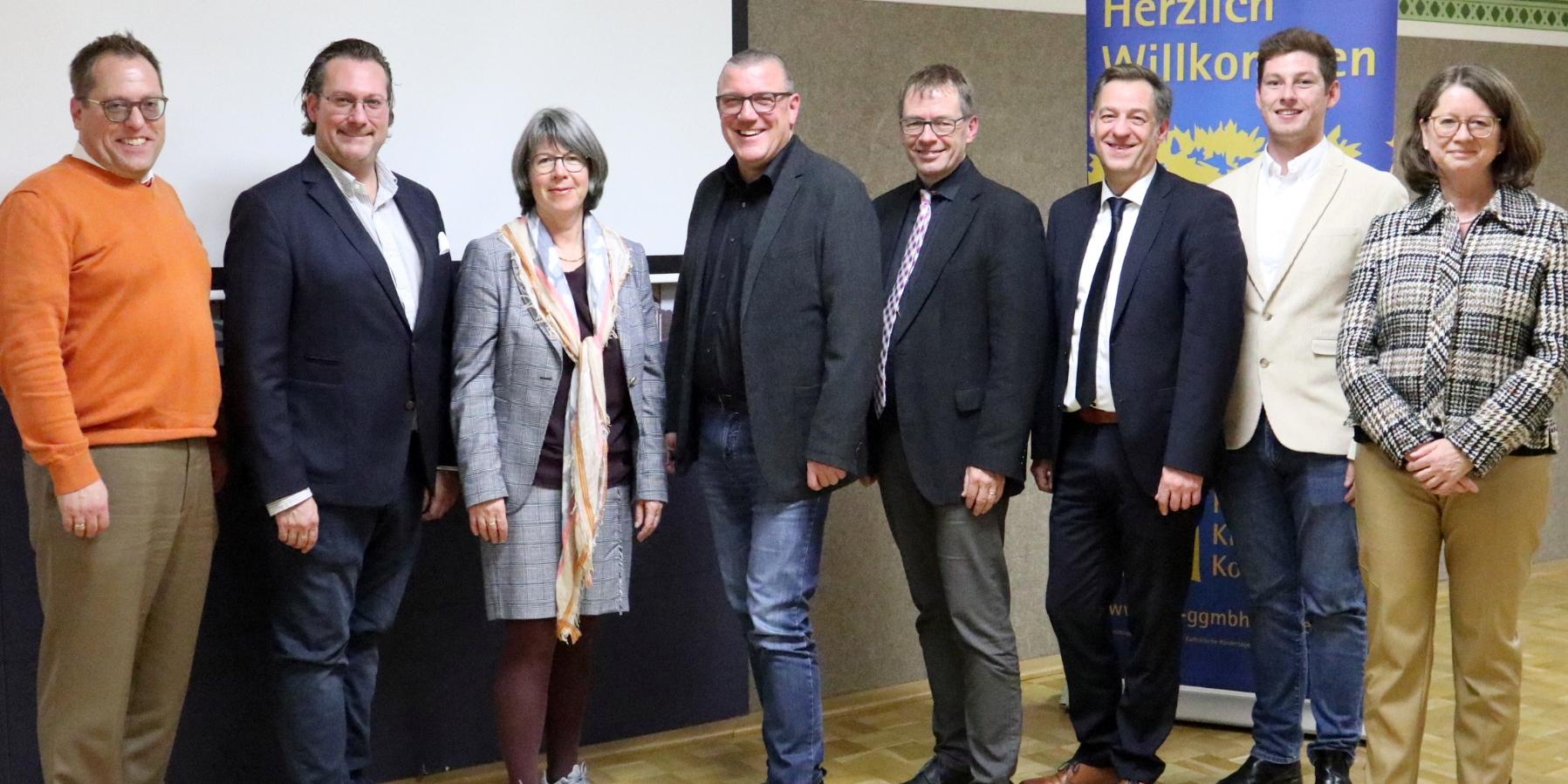 Der alte und der neue Aufsichtsrat der Katholischen KiTa gGmbH mit den Geschäftsführenden: Boris Adams, Gino Gilles, Angela Thelen, Matthias Struth, Georg Binninger, Thorsten Böger, Tobias Schneider und Mechthild Schabo