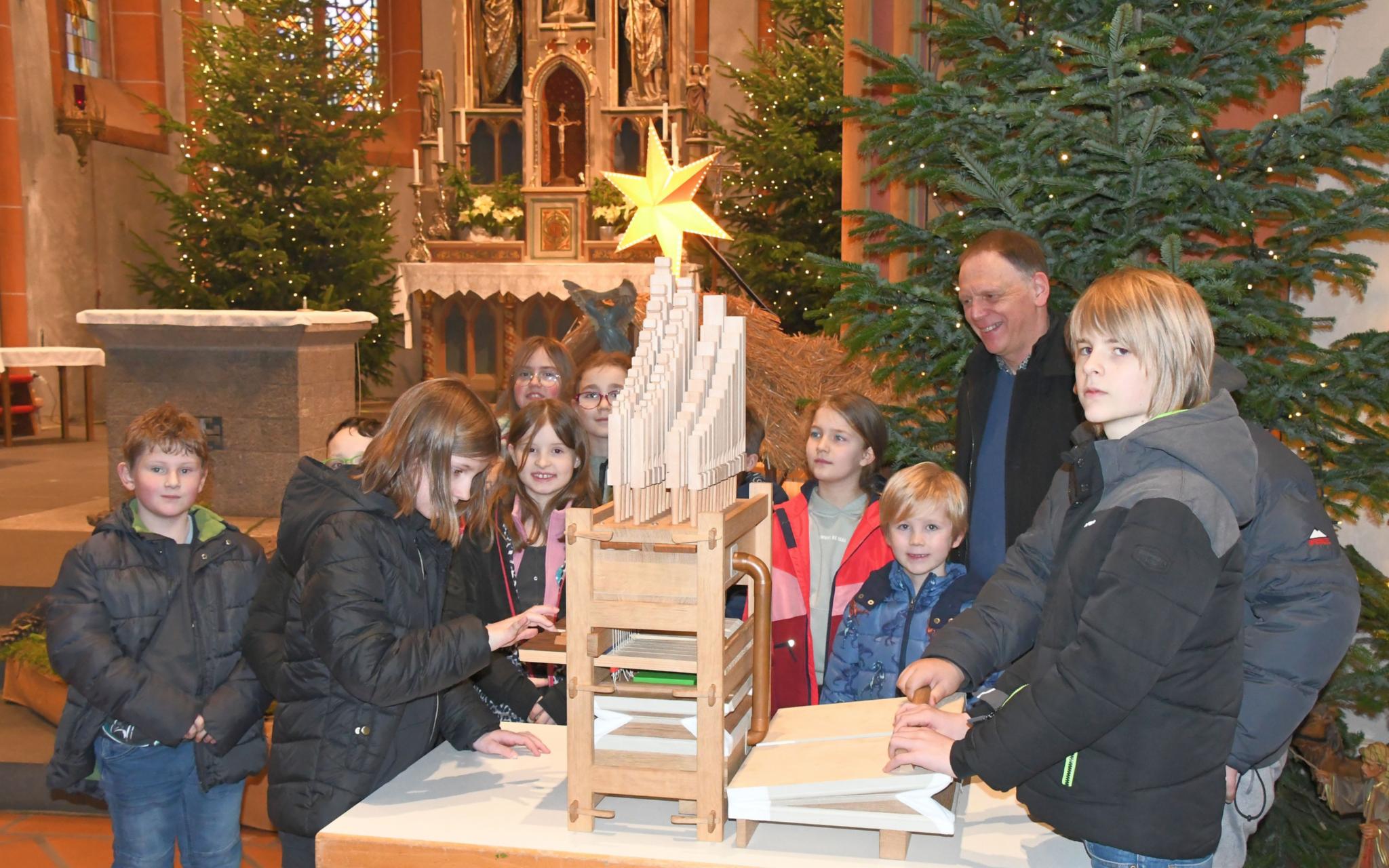 In einem Workshop konnten die Kinder gemeinsam mit Dekanatskantor Jürgen Fröhlich eine Orgel bauen.