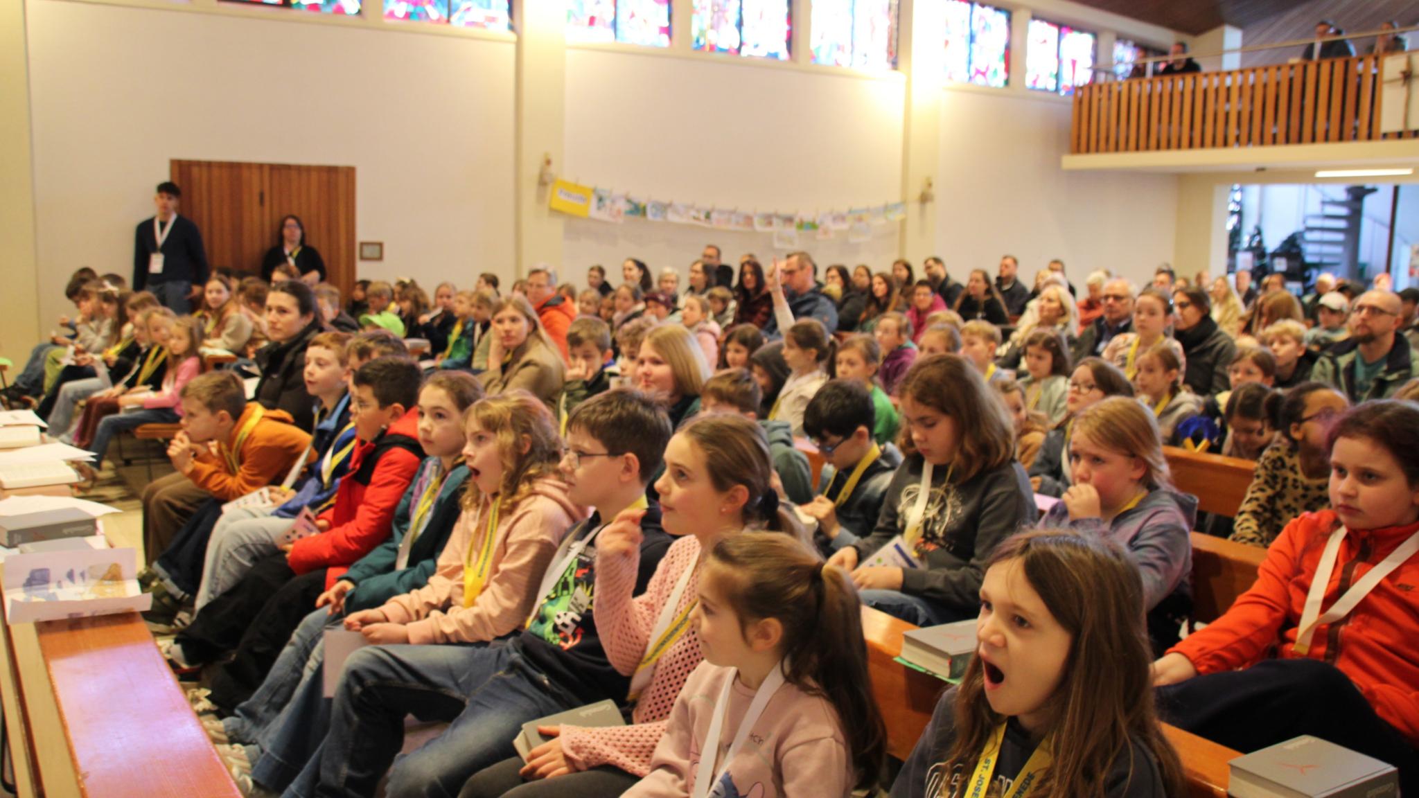 110 Kinder kamen zum Einkehrwochenende nach Furpach und feierten zum Abschluss einen gemeinsamen Gottesdienst.