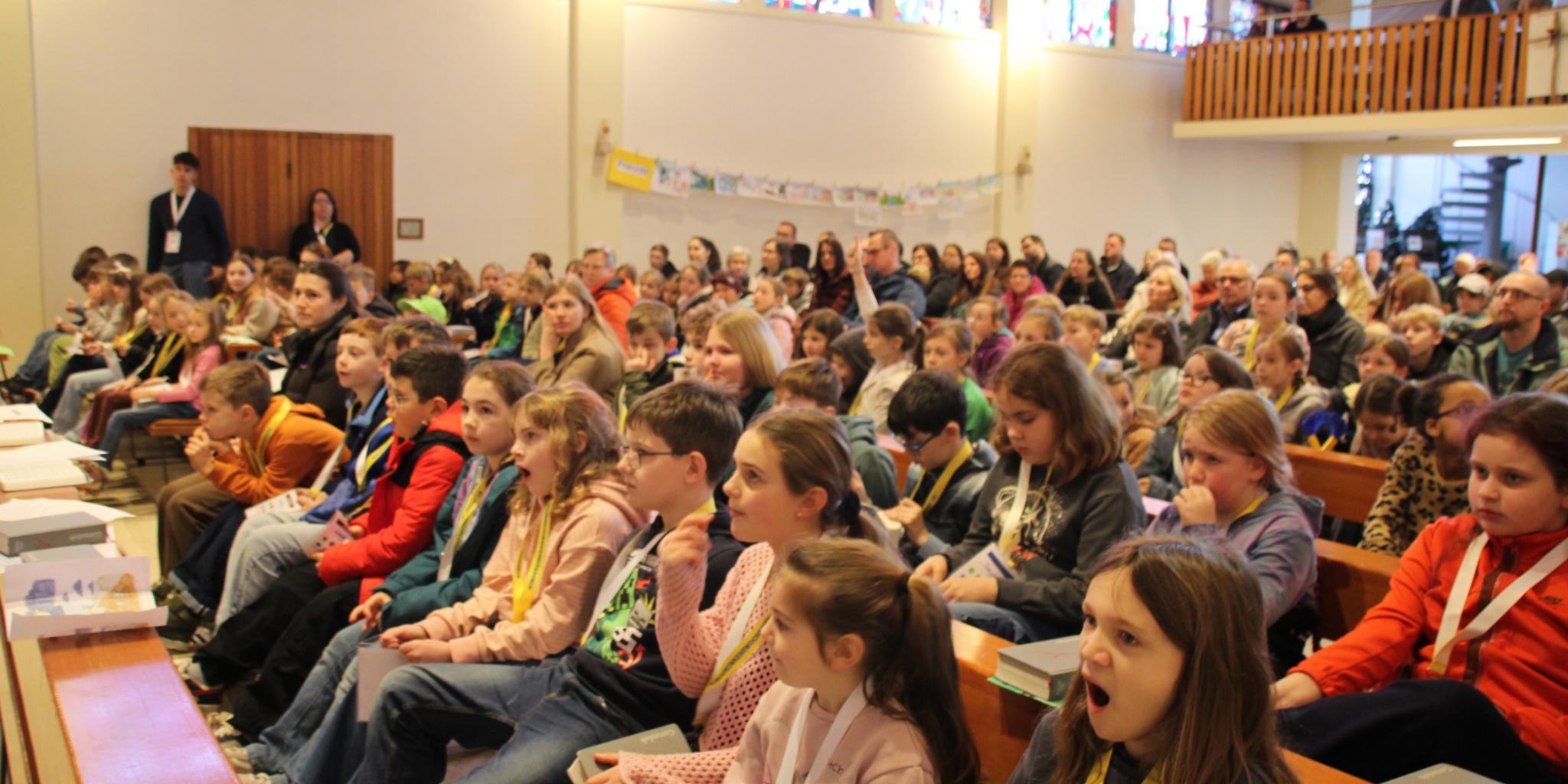 110 Kinder kamen zum Einkehrwochenende nach Furpach und feierten zum Abschluss einen gemeinsamen Gottesdienst.