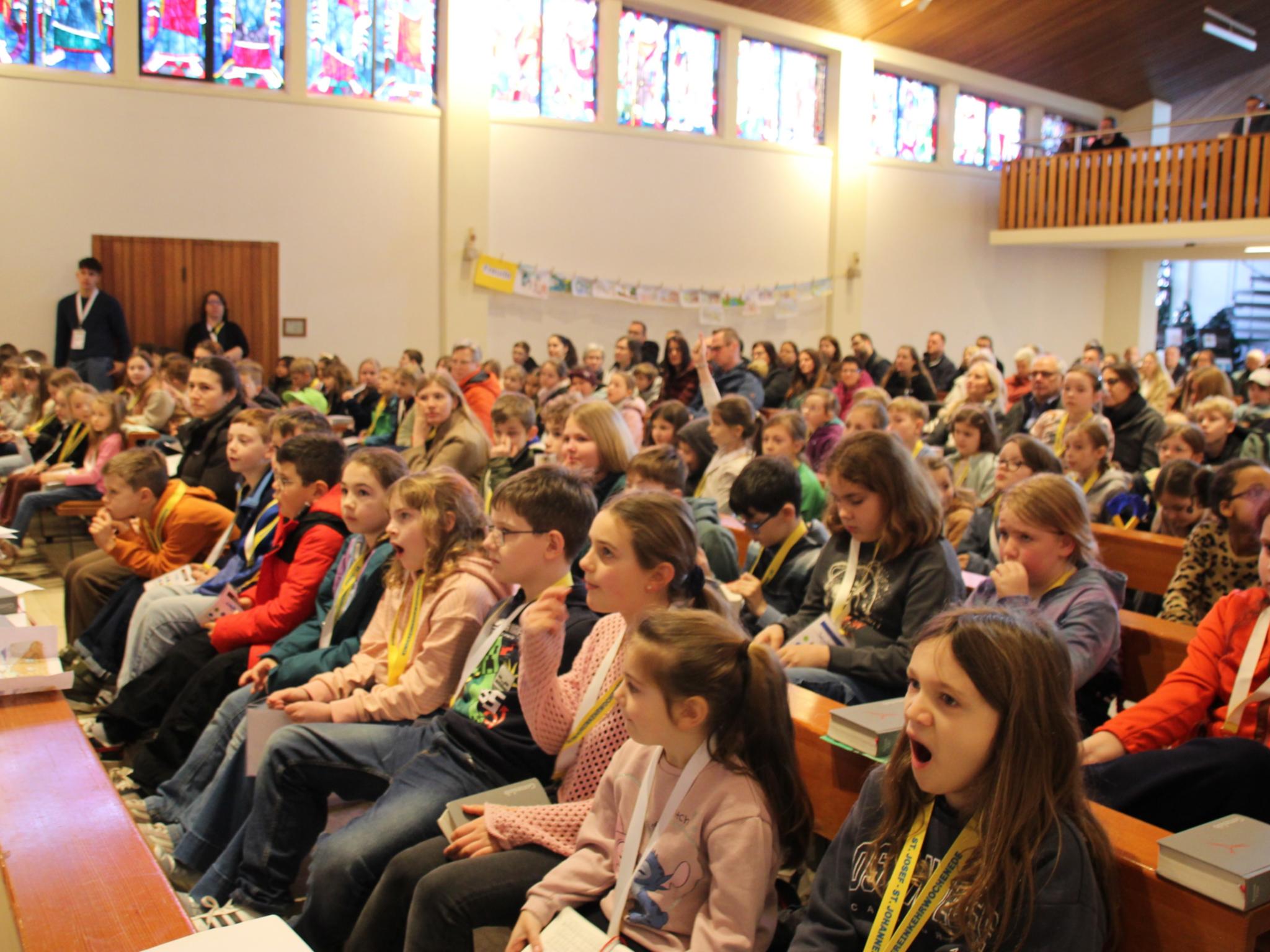 110 Kinder kamen zum Einkehrwochenende nach Furpach und feierten zum Abschluss einen gemeinsamen Gottesdienst.
