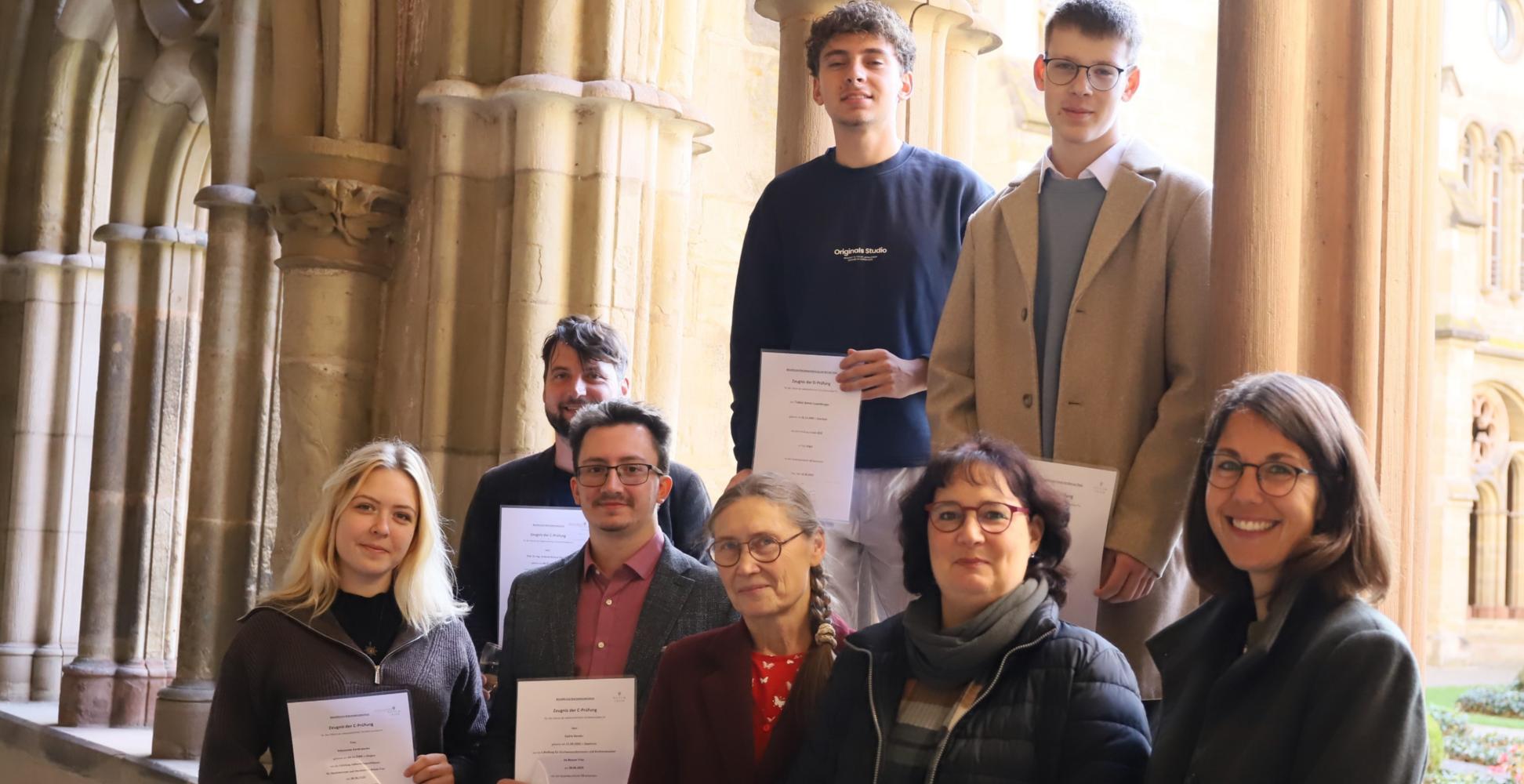 Neun Absolventinnen der kirchenmusikalischen Ausbildung