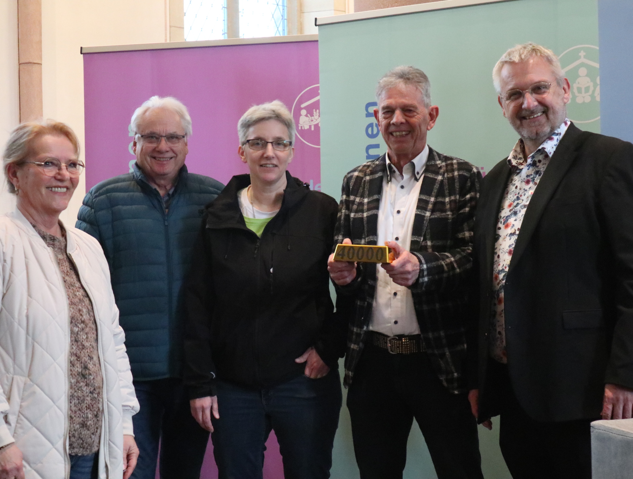 Mit dem Team der kirchRAUMpilot*innen für Kehrig freut sich Christoph Kicherer (rechts) von der Verbandsgemeinde Vordereifel über die Förderung des Projekts durch das Bundesministerium für Landwirtschaft, Ernährung und Heimat.