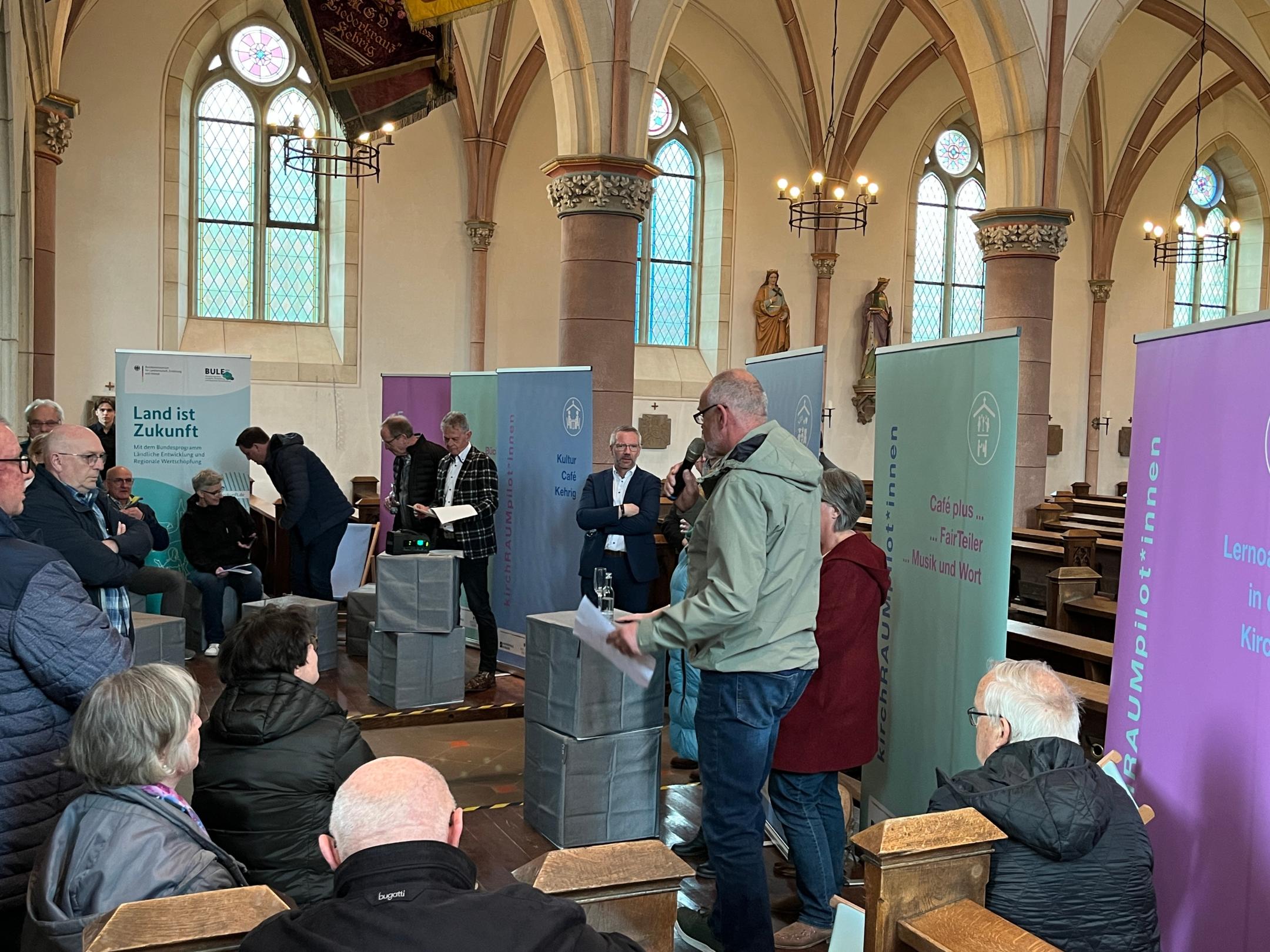 Im Kirchraum können sich Kinder kreativ auslassen und den Raum als eine Art Atelier nutzen.