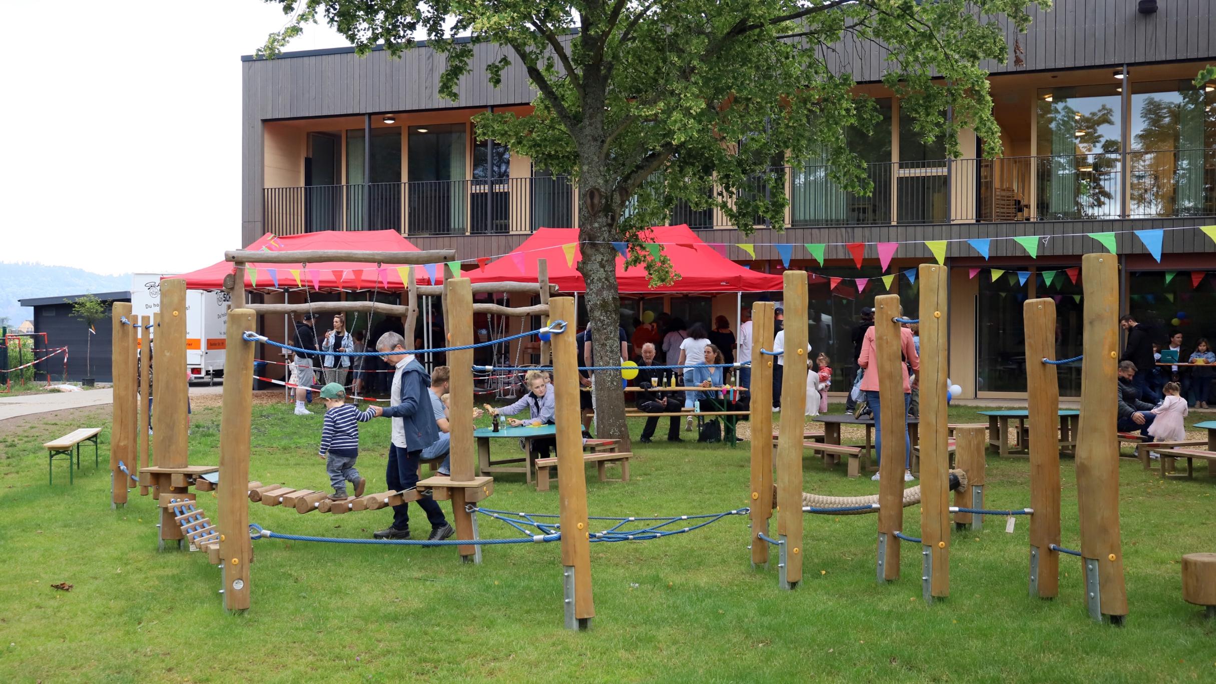 Das neue Gebäude mit dem integrierten alten Gebäudeteil ist in Naturtönen gehalten