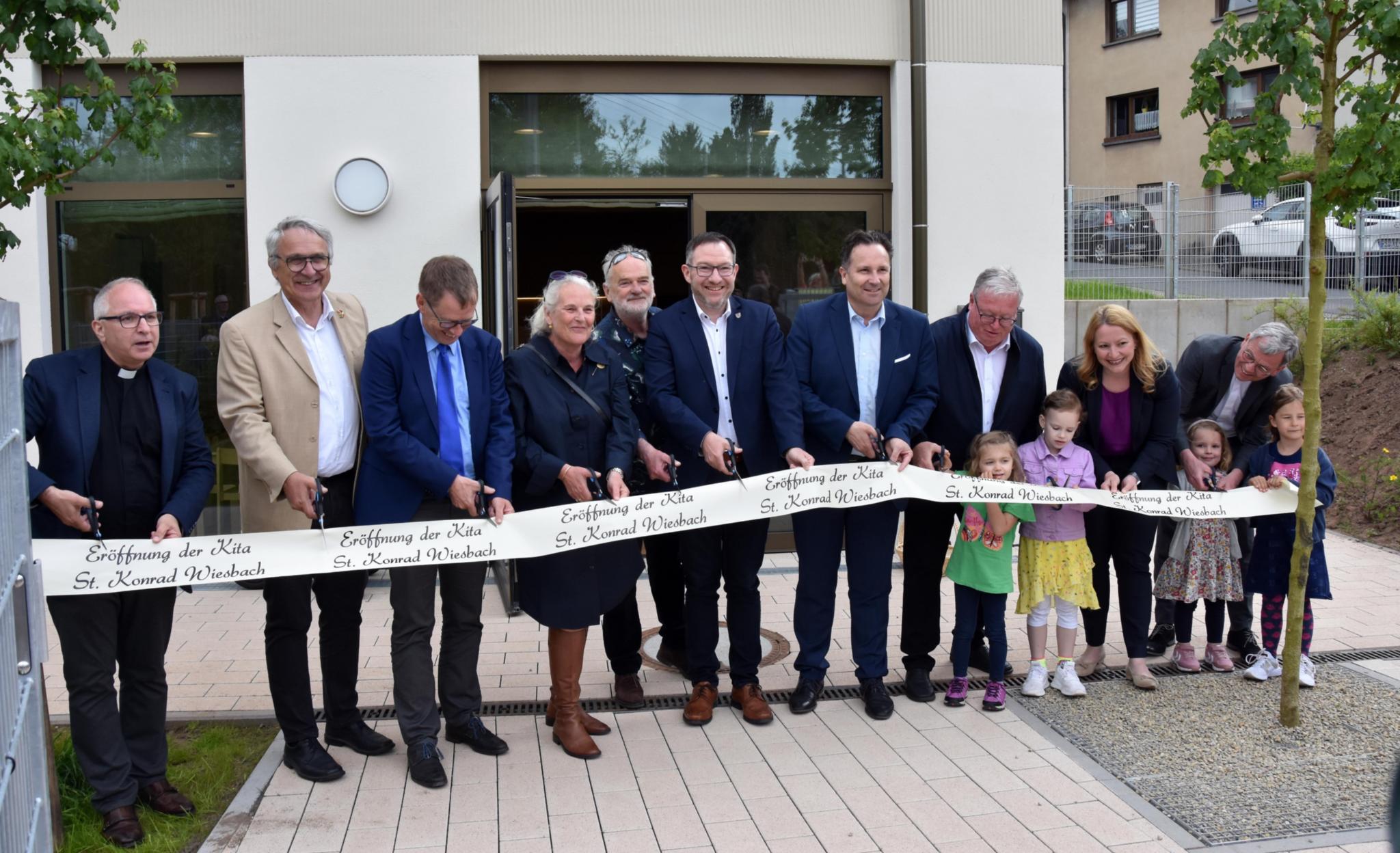 Die Kinder halfen beim Durchschneiden des Bands.