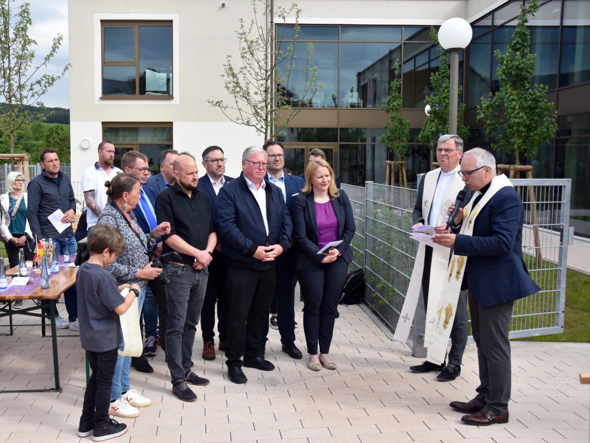 Pastor Johannes Schuligen und Generalvikar Ulrich Graf von Plettenberg segneten die Kita ein.