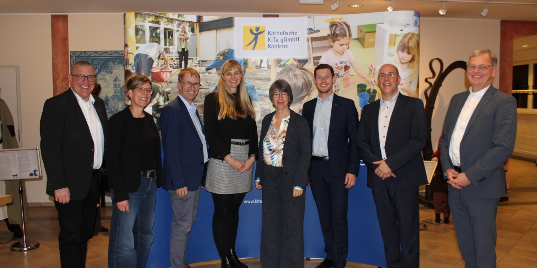 Matthias Struth, Kerstin Knopp, Georg Binninger, Kerstin Naunheim, Angela Thelen, Tobias Schneider, Michael Schlusemann, Generalvikar Dr. Ulrich von Plettenberg (v.l.n.r.)