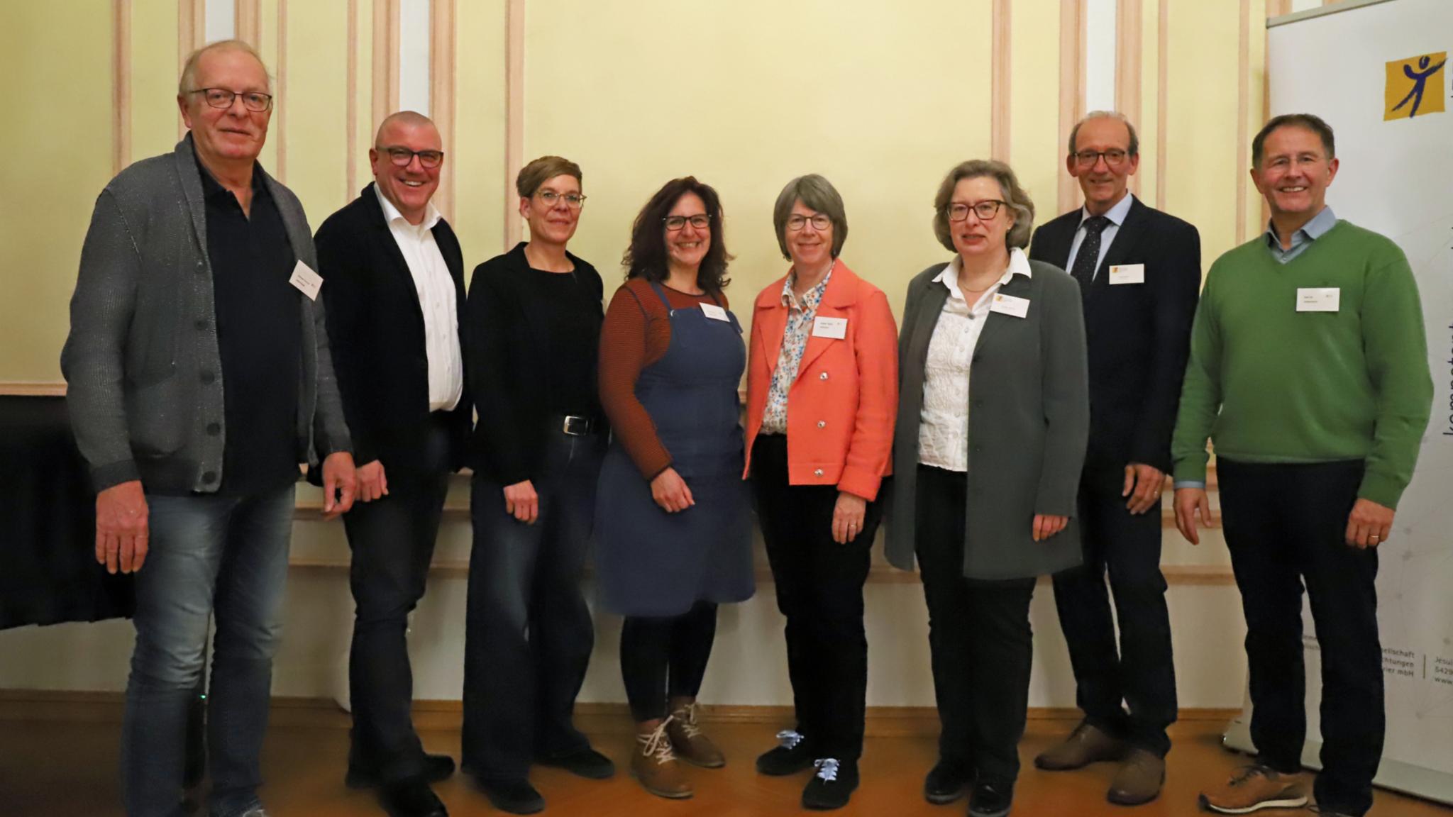 Hermann Sonnen, Matthias Struth, Kerstin Knopp, Ursula Steuer, Angela Thelen, Cordula Scheich, Konrad Berg und Ralf Olk (vlnr)