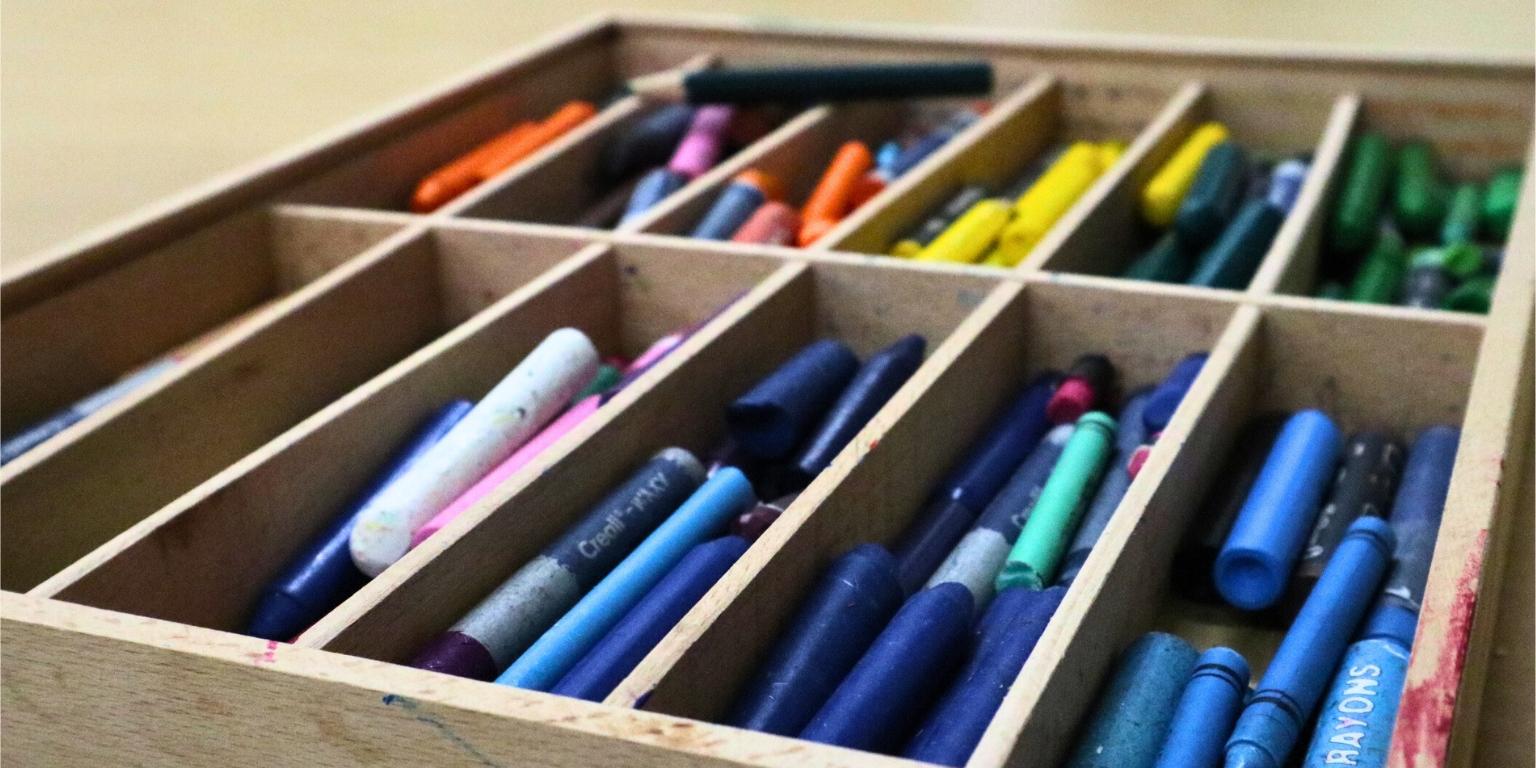 Toben, basteln oder Hausaufgaben machen - die Kinder im Hort haben viele Möglichkeiten.