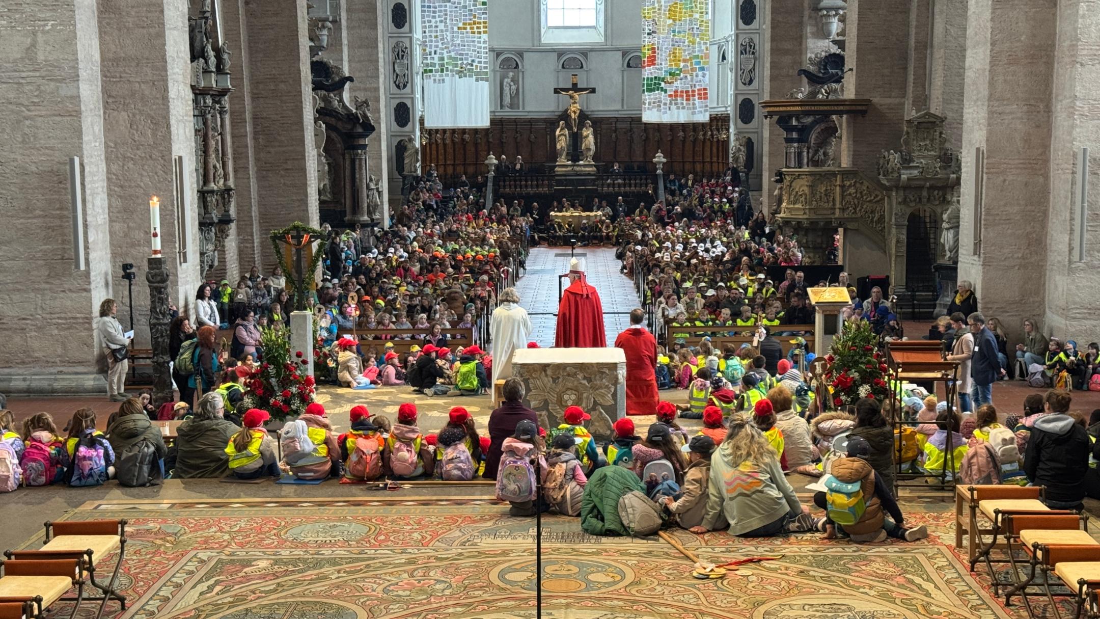 Blick in den vollbesetzten Trierer Dom bei den Kita-Tagen