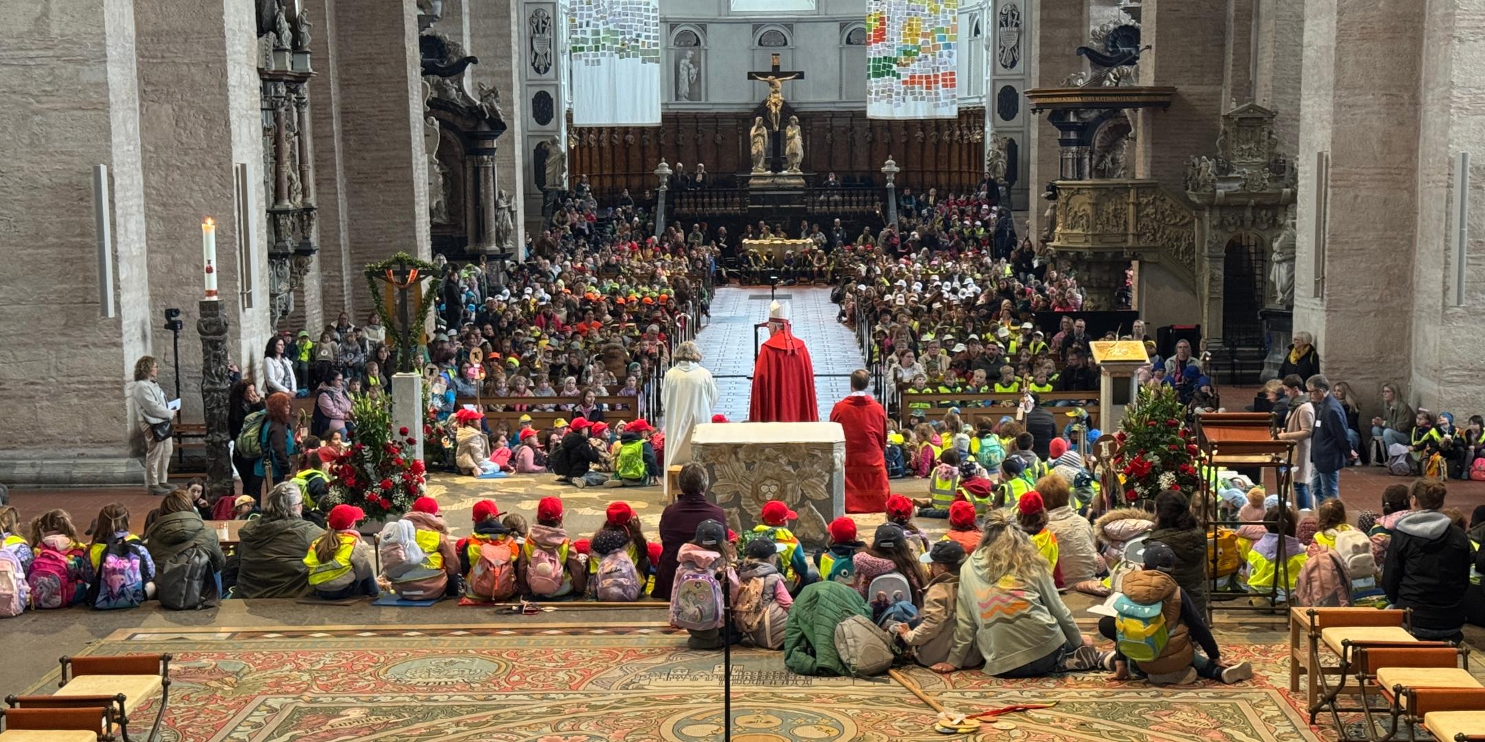 Blick in den vollbesetzten Trierer Dom bei den Kita-Tagen