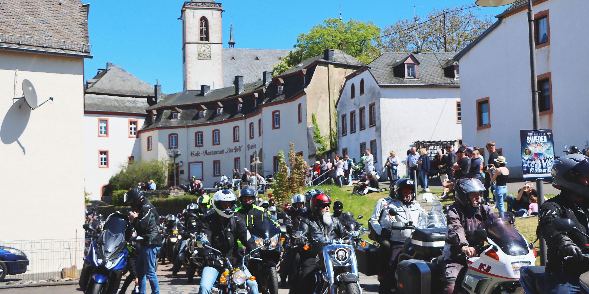 Motorradfahrer in Klausen