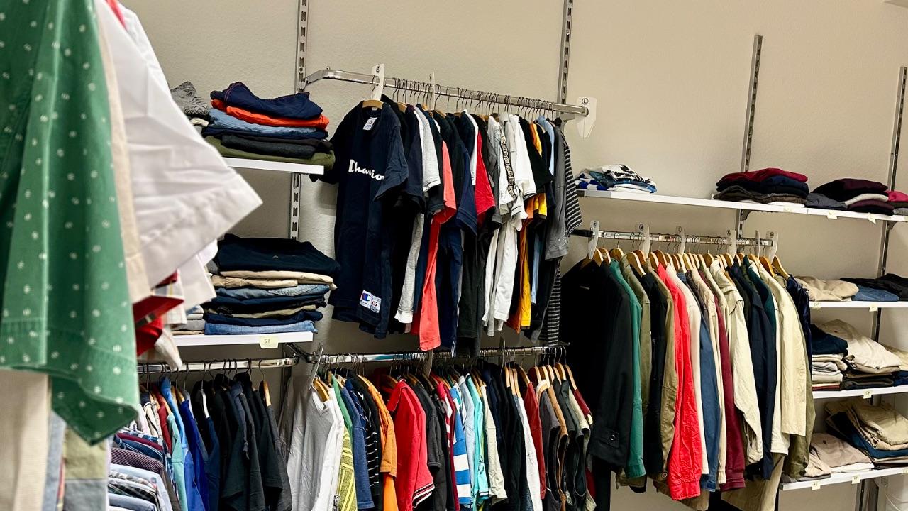 Der Caritas-Kleiderladen 'Von Kopf bis Fuß' in der Paulinstraße Trier