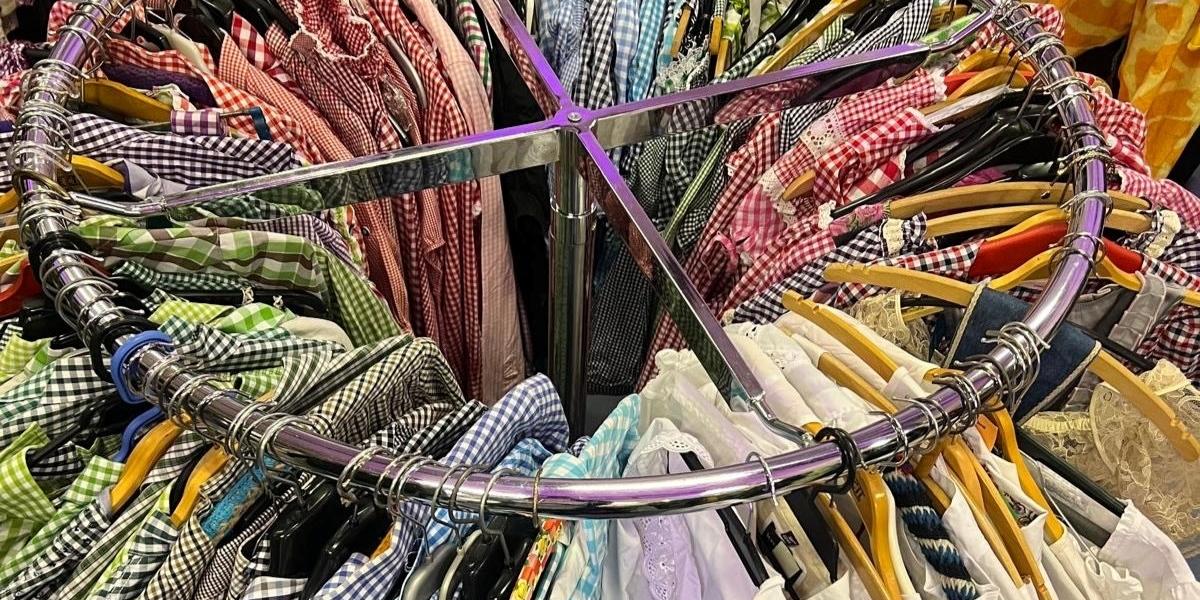 Eine Kleiderstange mit vielen bunten Hemden in unterschiedlichen Farben.