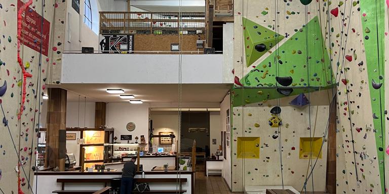 Zu sehen ist eine Kirche mit Kletterwänden.