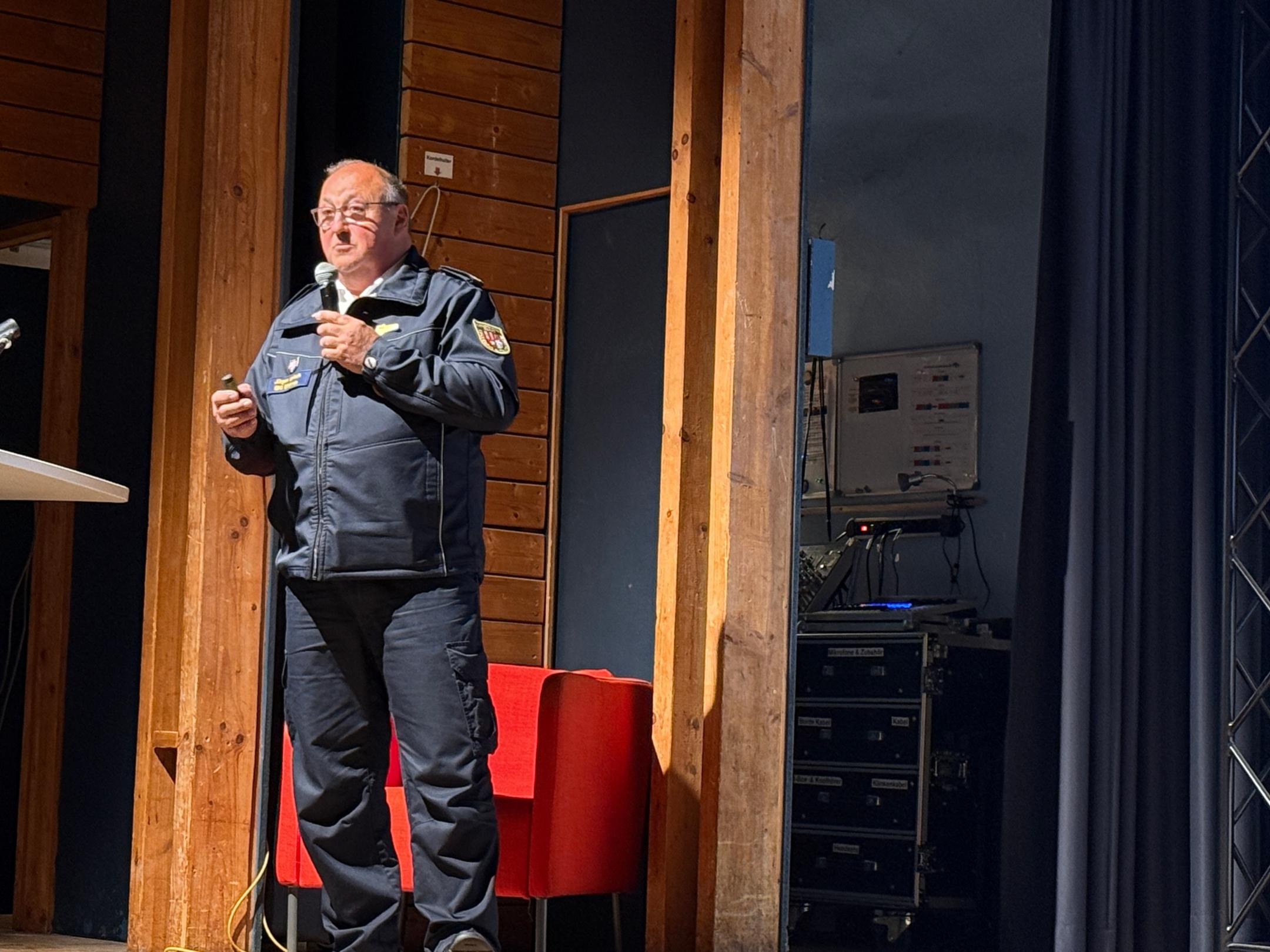 Joachim Larisch vom Katastrophenschutz gaben eine Übersicht über die vielfältigen Hilfsleistungen unterschiedlicher Dienste von DLRG bis Feuerwehr und THW