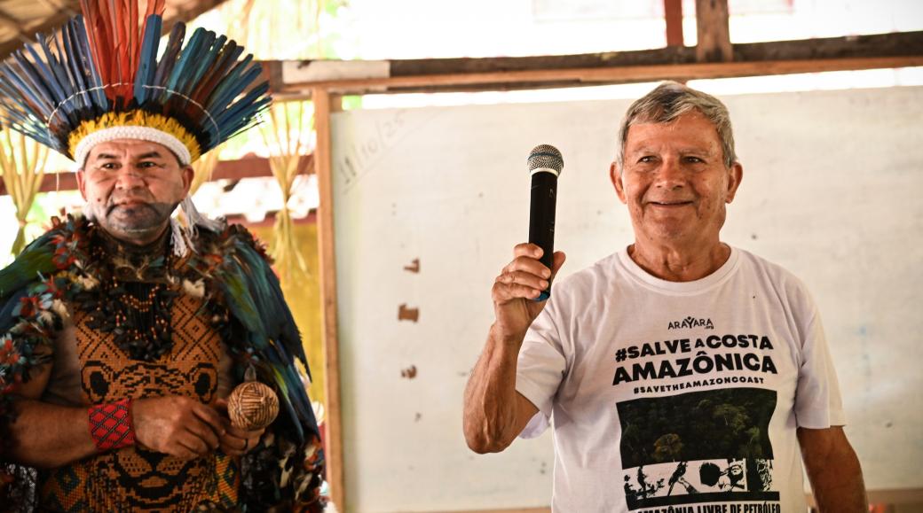 Edilberto Francisco Moura Sena (rechts) bei einem Gespräch über Erdölförderung im brasilianischen Amazonas-Mündungsbecken.