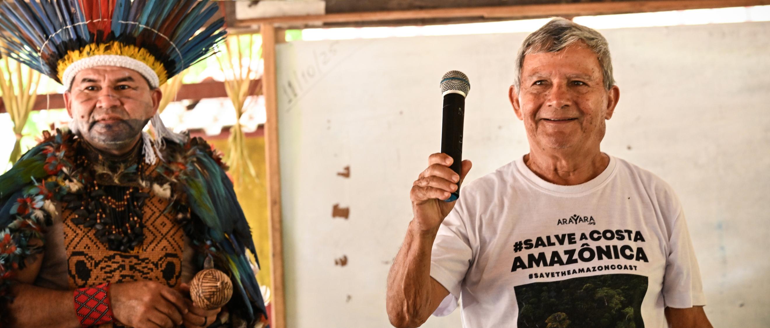 Edilberto Francisco Moura Sena (rechts) bei einem Gespräch über Erdölförderung im brasilianischen Amazonas-Mündungsbecken.