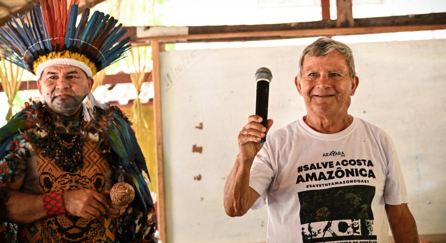 Edilberto Francisco Moura Sena (rechts) bei einem Gespräch über Erdölförderung im brasilianischen Amazonas-Mündungsbecken.
