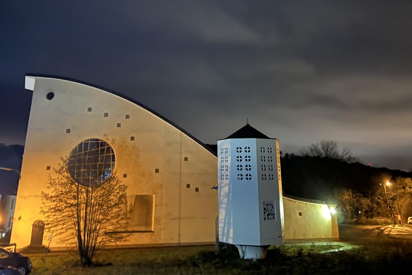 Eine hell beleuchtetet Kirche in der Nacht
