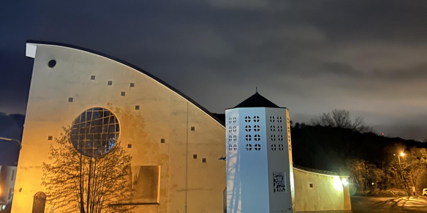 Eine hell beleuchtetet Kirche in der Nacht