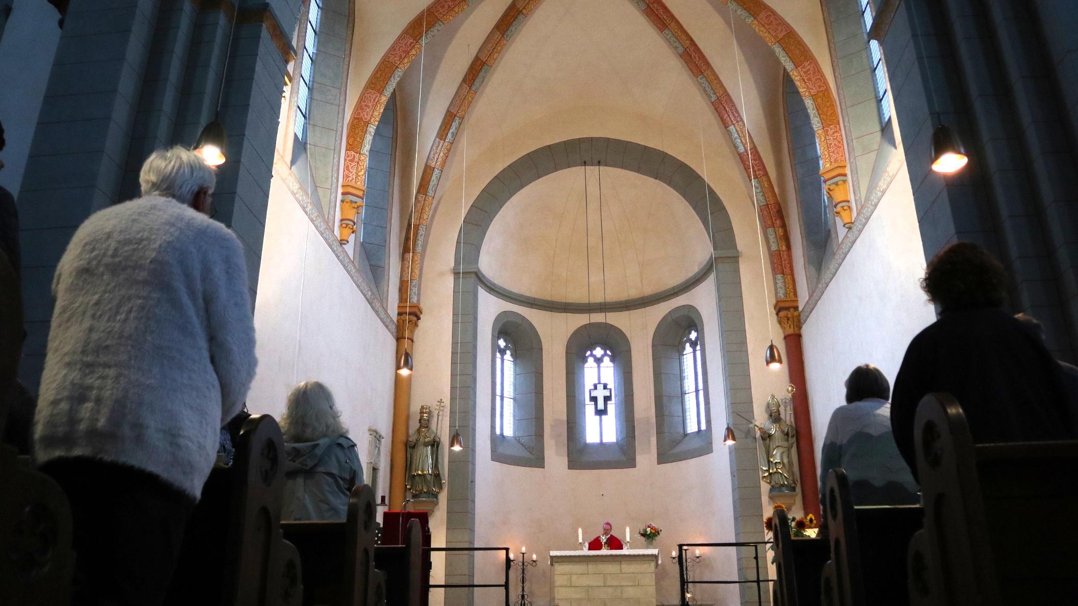 Am Fest Kreuzerhöhung, das mit dem Tag des Denkmals zusammenfiel, feierte der Trierer Weihbischof Robert Brahm gemeinsam mit Pfarrer Carsten Peil und der Gemeinde einen festlichen Gottesdienst in der mehr als 980 Jahre alten Klosterkirche in Sponheim.