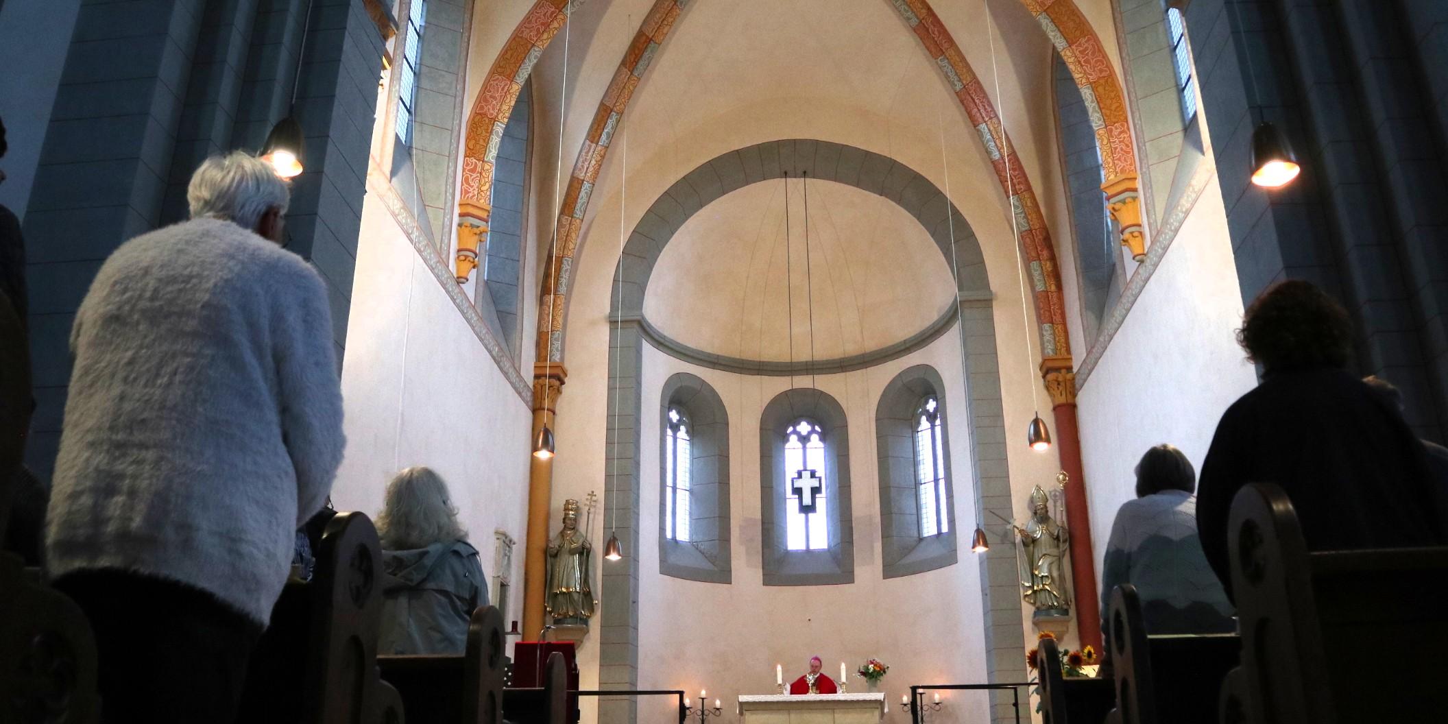 Am Fest Kreuzerhöhung, das mit dem Tag des Denkmals zusammenfiel, feierte der Trierer Weihbischof Robert Brahm gemeinsam mit Pfarrer Carsten Peil und der Gemeinde einen festlichen Gottesdienst in der mehr als 980 Jahre alten Klosterkirche in Sponheim.