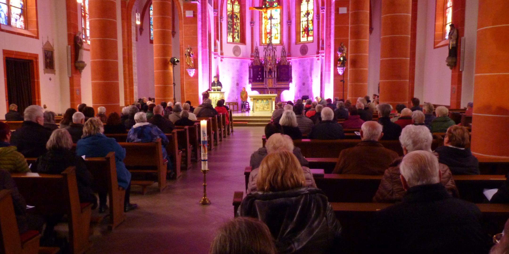 Über 120 Gäste wollten in der Herz-Jesu-Kirche Köllerbach einen Einblick in das Leben in der JVA gewinnen.