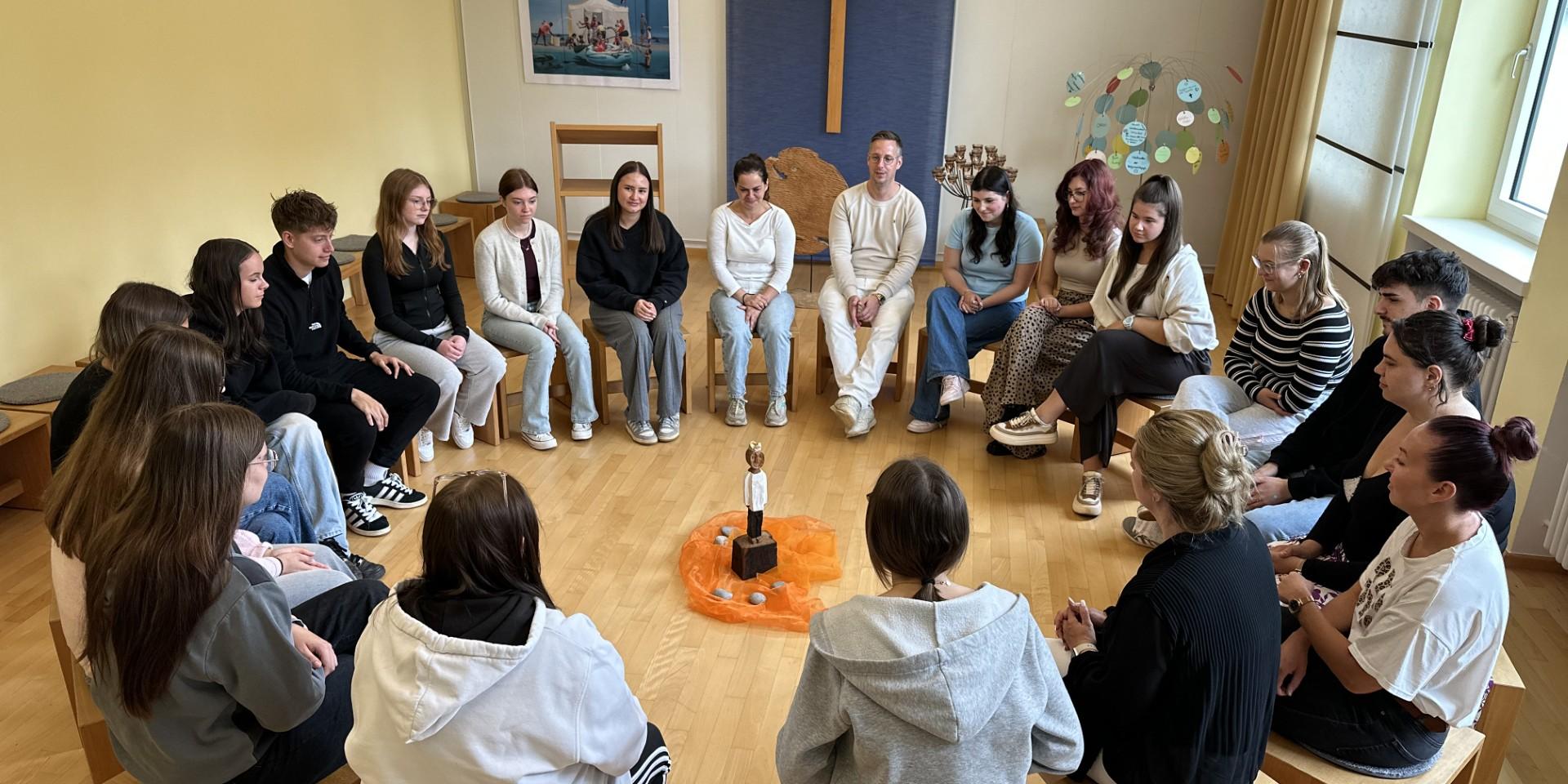 Die Königsfigur von Ralf Knobloch besucht angehende Erzieher*innen in der Edith-Stein-Schule in Neunkirchen.