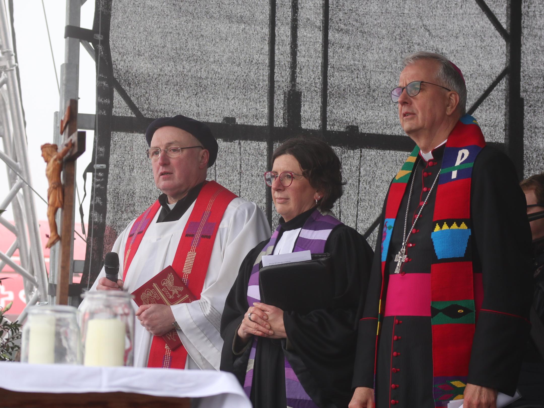 Pastor Klaus Kohnz, Pfarrerin Claudia Rössling-Marenbach und Weihbischof Jörg Michael Peters (vlnr.)