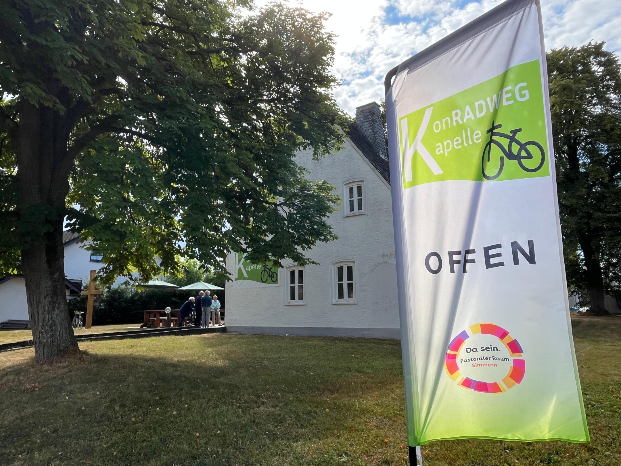 KonRADWEGKapelle liegt direkt an der Hauptstraße von Külz und am Schinderhannes-Radweg.