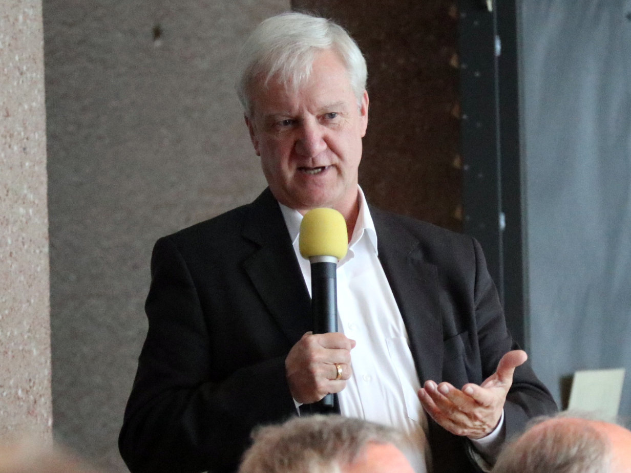 Andreas Trogsch erläutert als Leitender Direktor das Konzept der Energie-Gesellschaft.