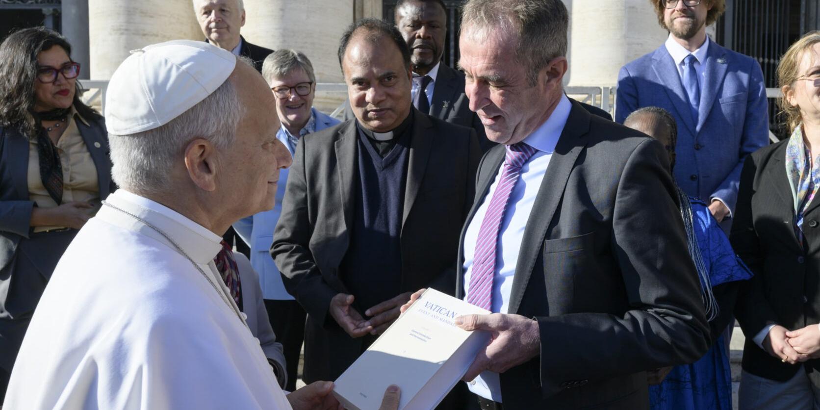 Professor Klaus Vellguth überreicht Papst Leo XIV. einen Band des Konzilskommentar