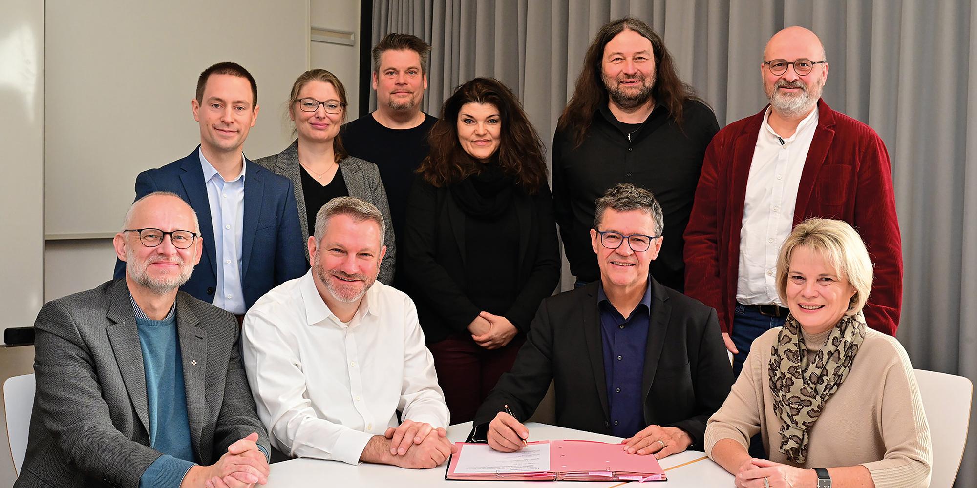 Freudig trafen sich die Unterzeichnenden, Caritasdirektor Michael Schley (2.v.l.) und Diakoniepfarrer Matthias Ewelt, Regionalverbandsdirektor Peter Gillo (2.v.r.), Oberbürgermeisterin von Völklingen, Christiane Blatt, gemeinsam mit weiteren Vertreterinnen und Vertretern des Regionalverbands-Jugendamtes, der Caritas, der Diakonie und der Mit-telstadt Völklingen um die GWA erfolgreich für Saarbrücken und Umgebung für weitere 5 Jahre zu sichern und fortzuführen.