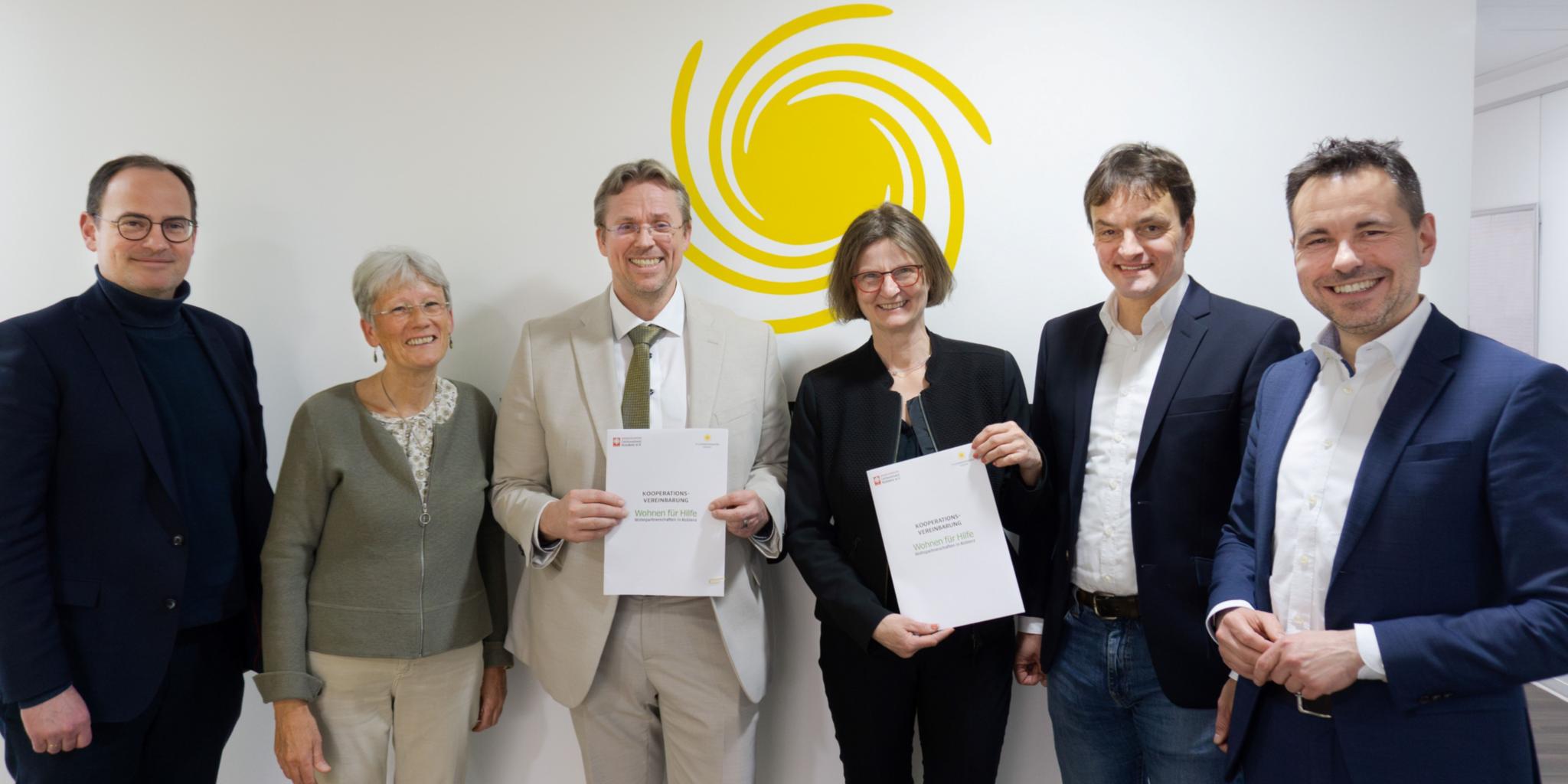 Strahlende Gesichter nach der Unterzeichnung der Kooperationsvereinbarung: Kulturdezernent Ingo Schneider, Anne Dommershausen (bisherige Projektkoordinatorin) Arne Kalkan (Geschäftsführer Studierendenwerk Koblenz), Caritasdirektorin Victoria Müller-Ensel und Gregor Bell (Caritas-Projektleiter) sowie Oberbürgermeister David Langner (v. links)