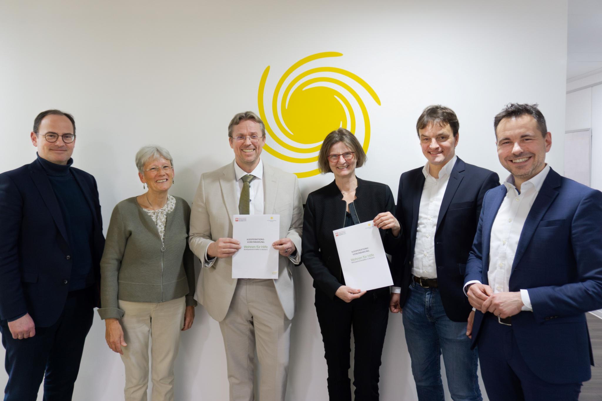 Strahlende Gesichter nach der Unterzeichnung der Kooperationsvereinbarung: Kulturdezernent Ingo Schneider, Anne Dommershausen (bisherige Projektkoordinatorin) Arne Kalkan (Geschäftsführer Studierendenwerk Koblenz), Caritasdirektorin Victoria Müller-Ensel und Gregor Bell (Caritas-Projektleiter) sowie Oberbürgermeister David Langner (v. links)