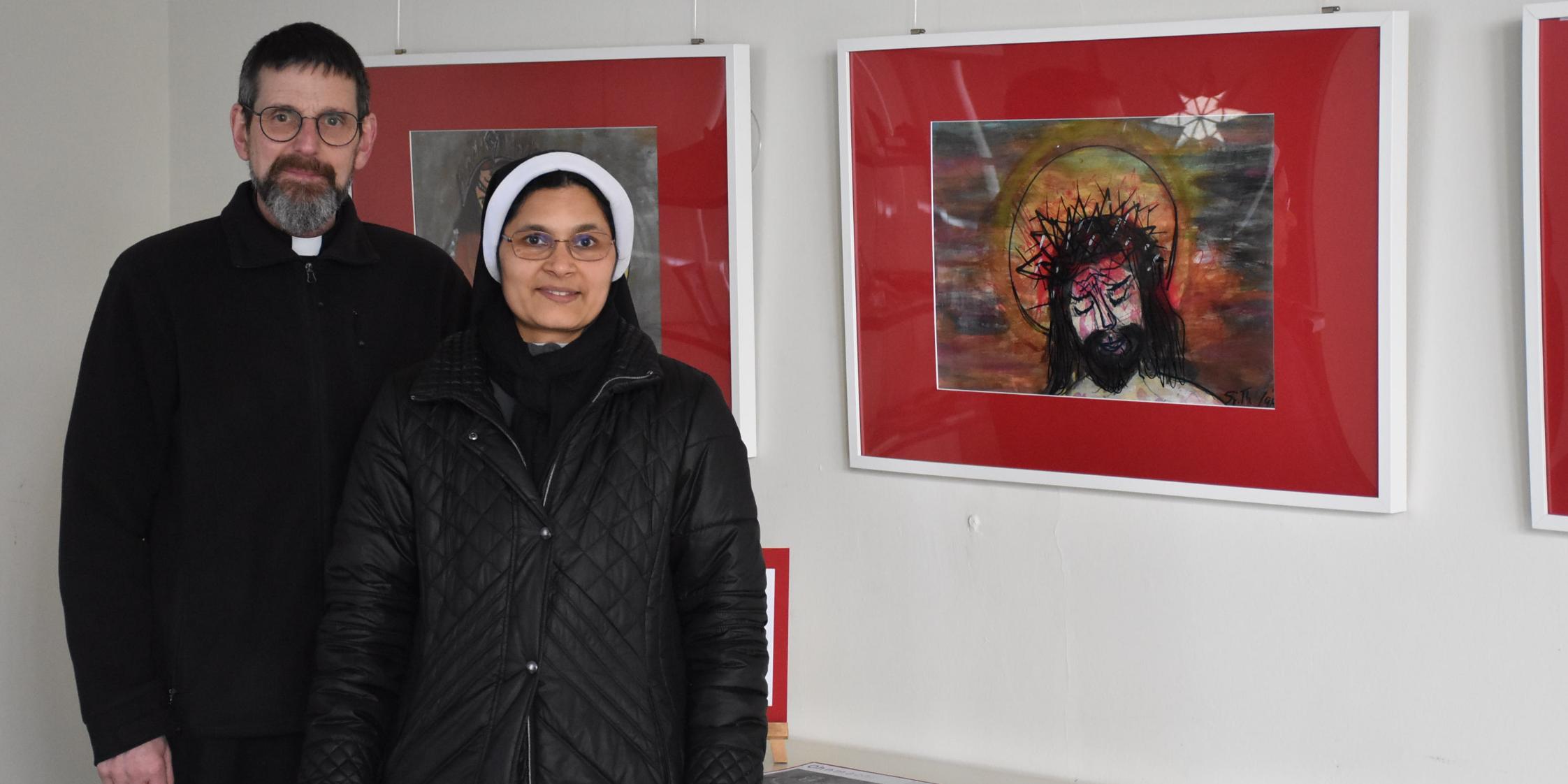 Schwester Mercy Marattukulam Varghese und Pfarrer Hans Georg Müller an der Station „Würde“.