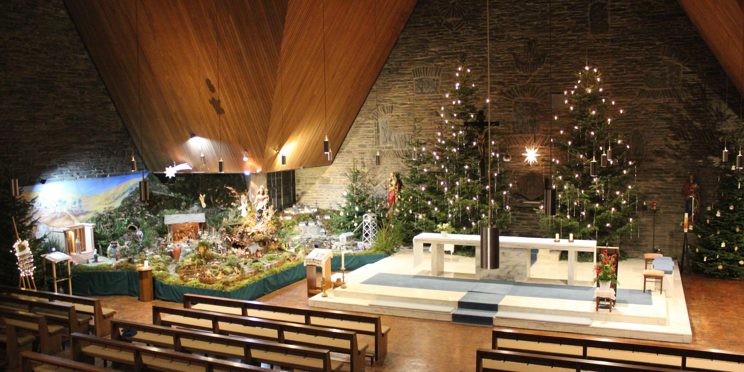Die Krippe neben dem Altar