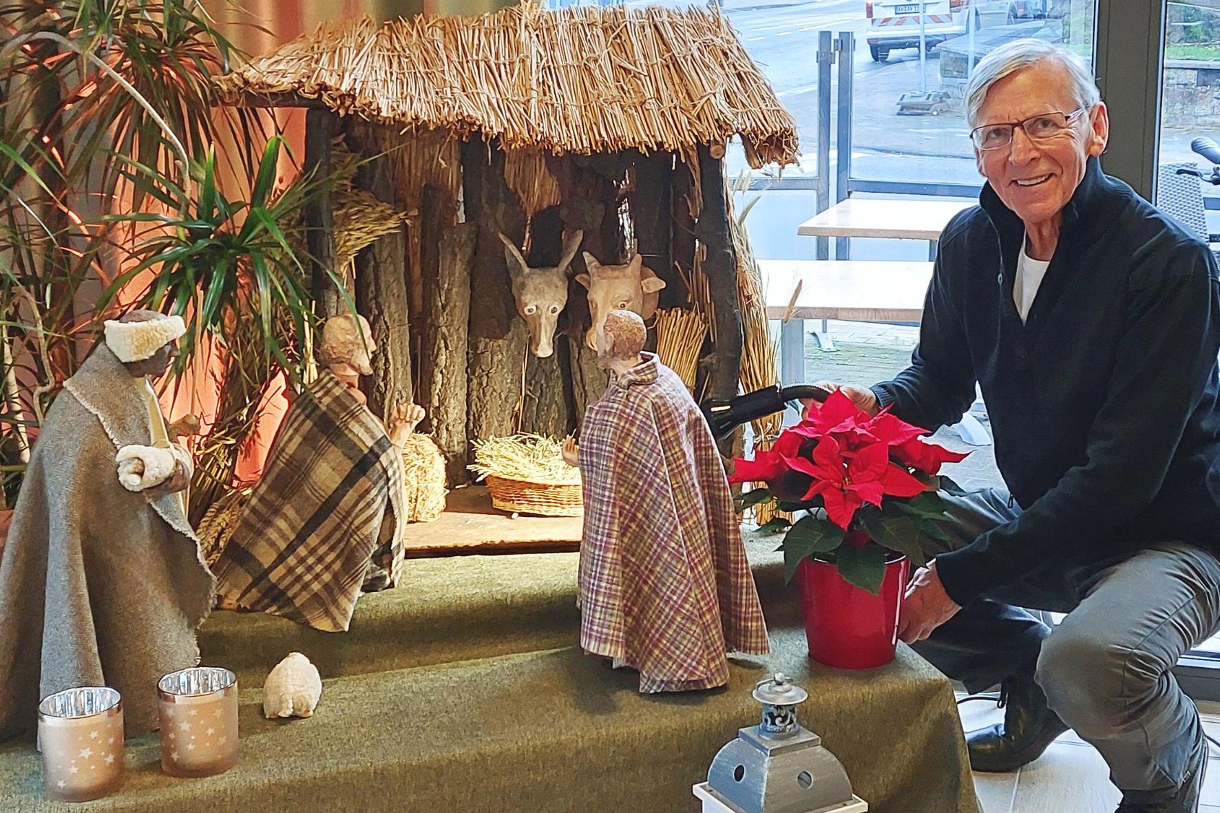 Martin Steffens im Dom-Café mit Figuren der Krippe, die sein Vater Peter Matthias im Jahr 1947 aus Ton modelliert hatte.