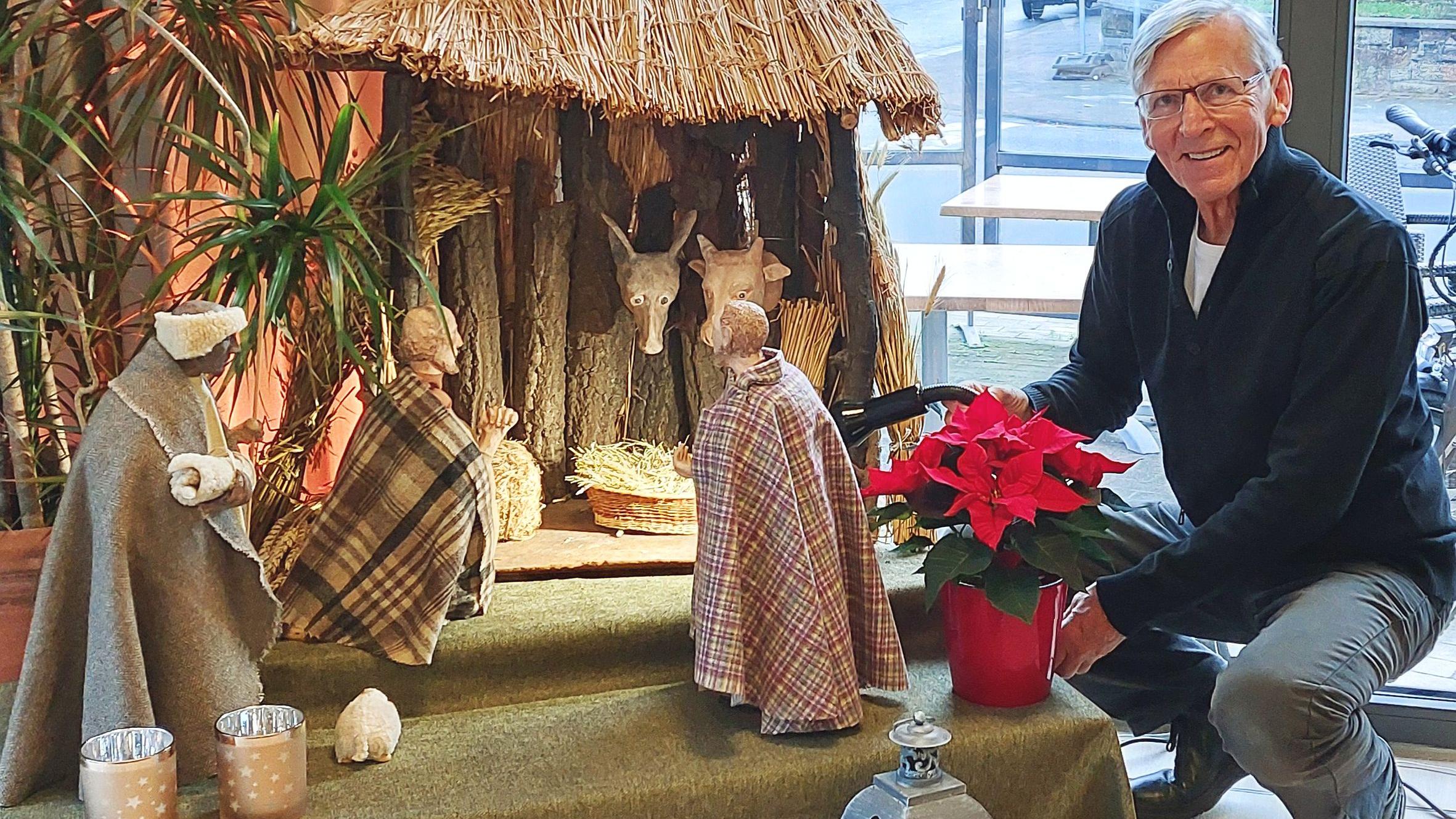 Martin Steffens im Dom-Café mit Figuren der Krippe, die sein Vater Peter Matthias im Jahr 1947 aus Ton modelliert hatte.