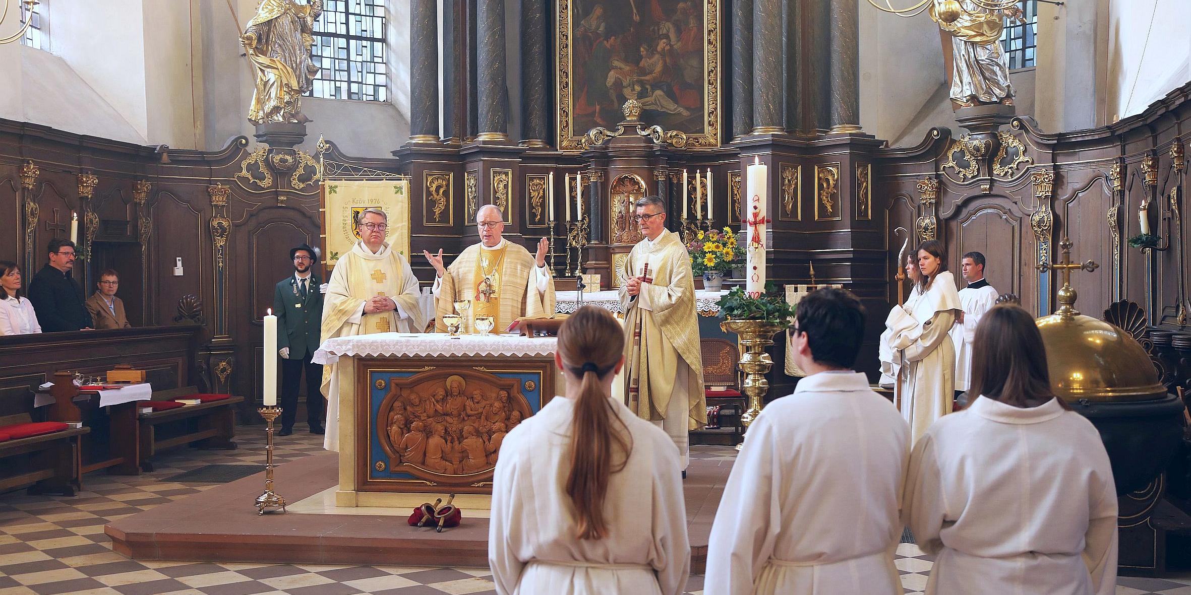 Bischof Dr. Stephan Ackermann (Mitte am Altar) leitete den Gottesdienst aus Anlass des 300-jährigen Bestehens der Kröver Kirche St. Remigius.