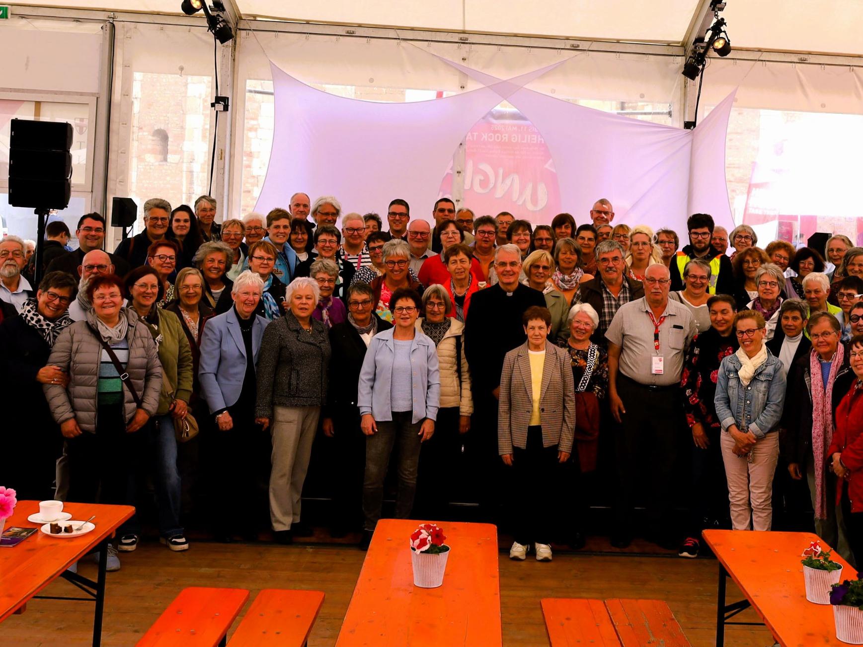 Gruppenfoto aller Küsterinnen und Küster zusammen mit Dompropst Weihbischof Jörg Michael Peters  (Mitte)