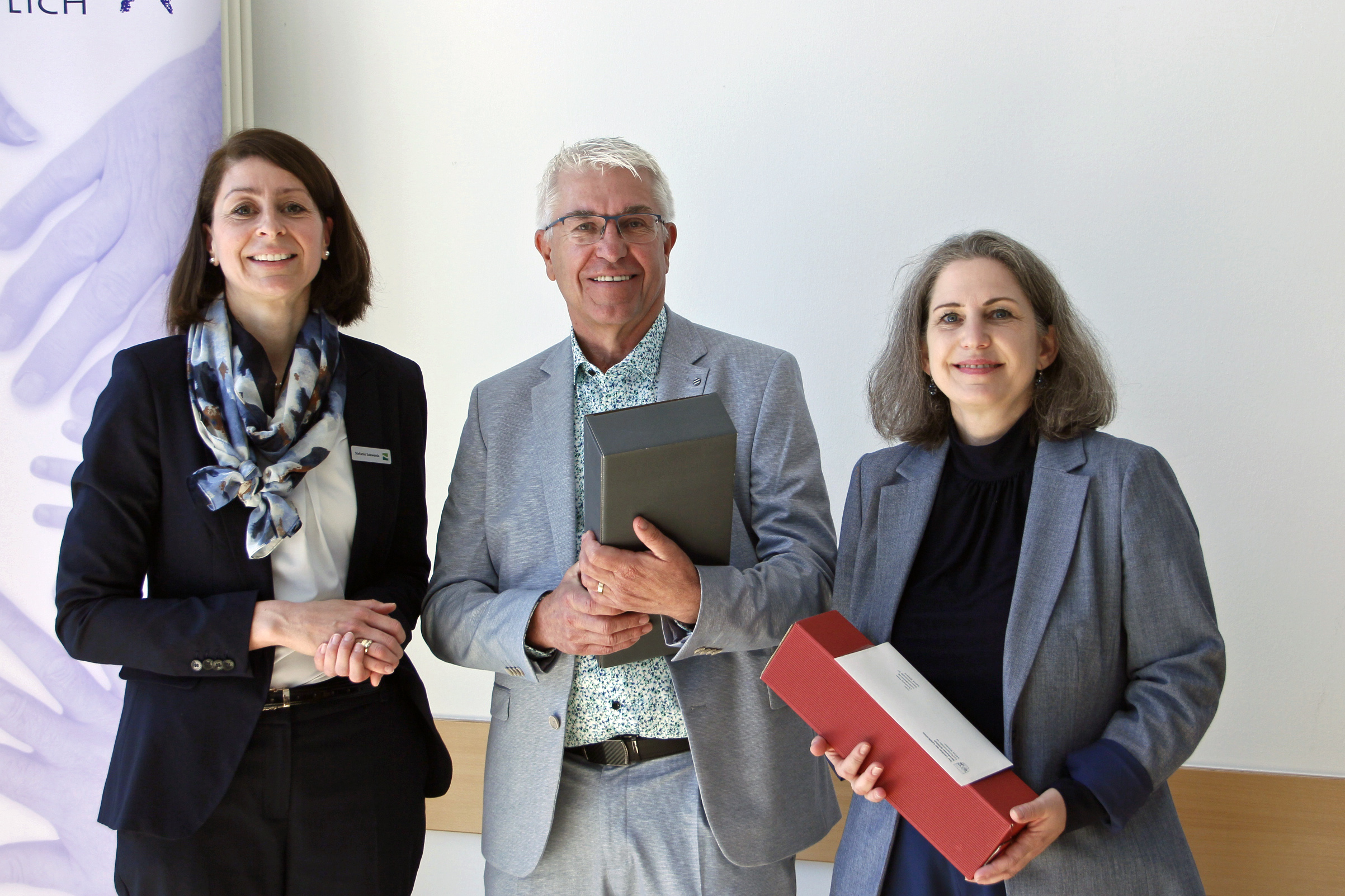Sozialdezernentin Stefanie Sakwerda mit Ludger Brünnette und seiner Nachfolgerin Christiane Haas